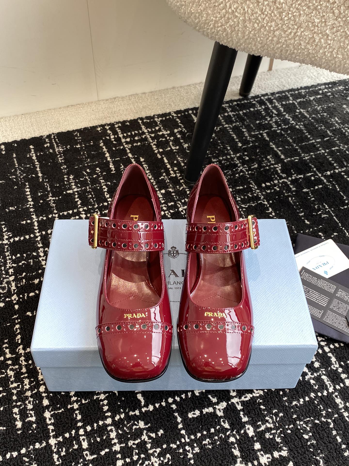 Туфли-мэри-джейн Prada 2024 в стиле ретро - красные