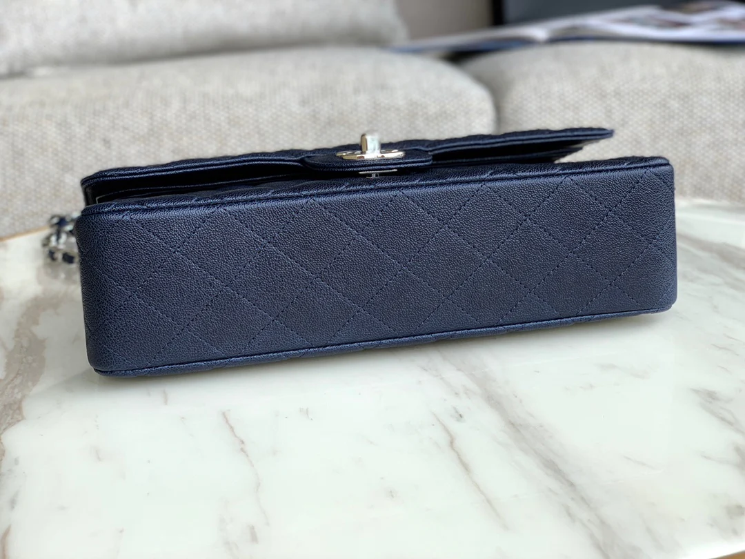 Сумка Chanel CF весна/лето 2019 — темно-синяя с серебряной пряжкой — 25 см