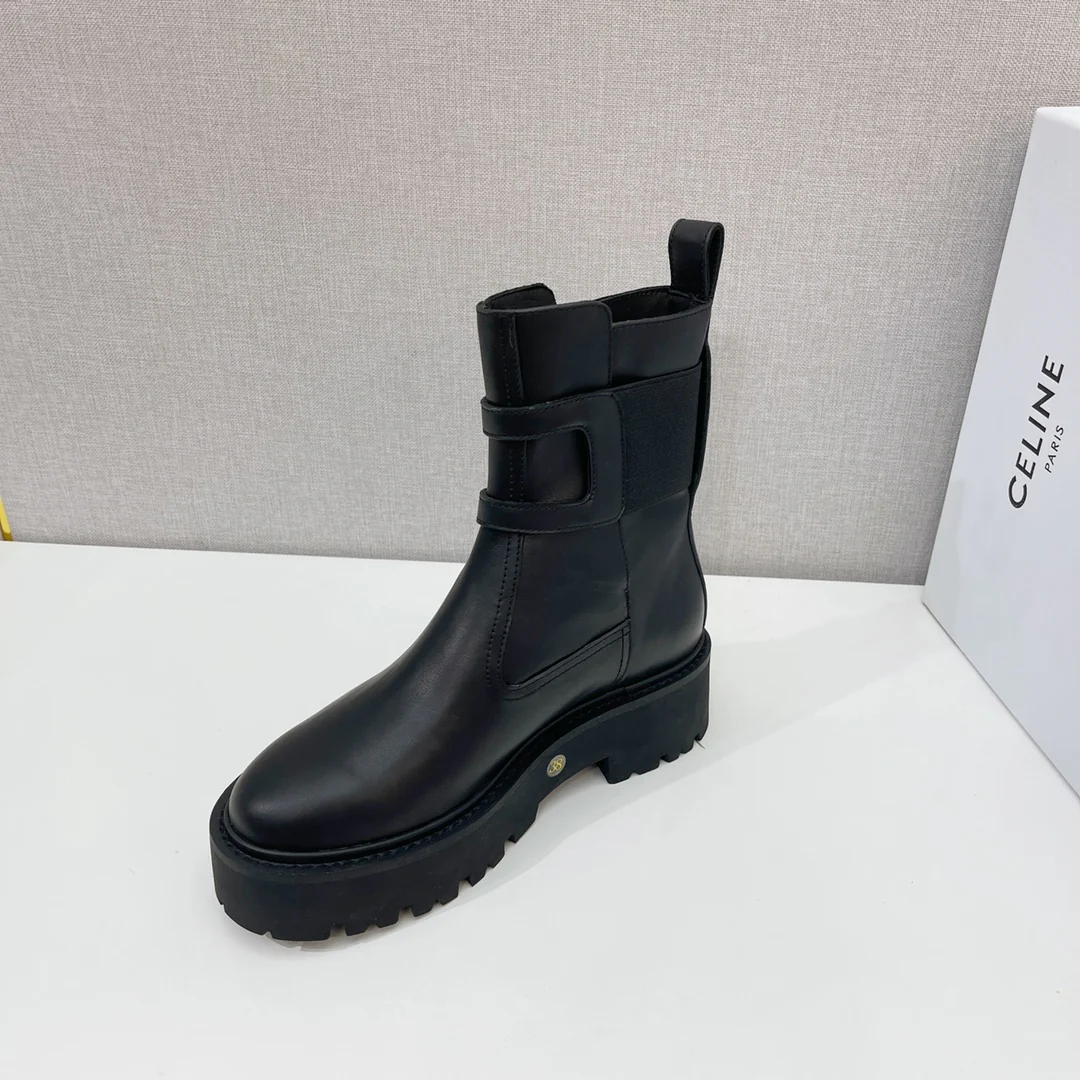 Новинка осенне-зимней коллекции Celine 2022 — кожаные ботильоны — в стиле Ян Ми — черные.