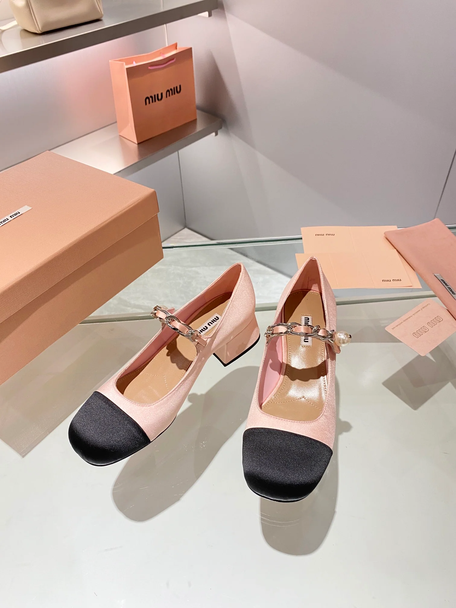 Новинки коллекции Miu Miu осень/зима 2023 - Балетки - Туфли на низком каблуке - Розовые