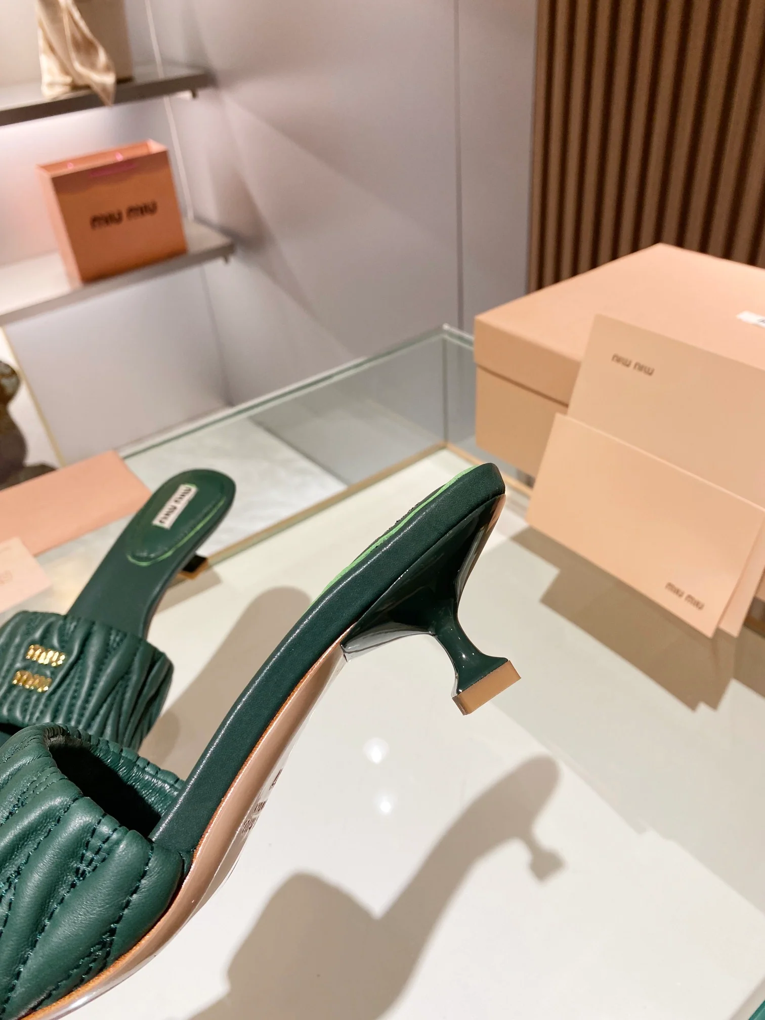 Новинка весны 2023 года от Miu Miu - Тапочки на низком каблуке - Темно-зеленые