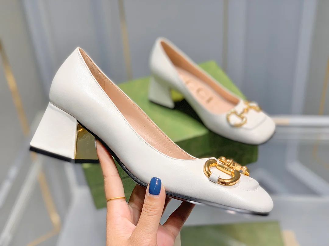 Весенняя коллекция Gucci 2021 — Босоножки на массивном каблуке с пряжкой в ??виде конской уздечки — 3