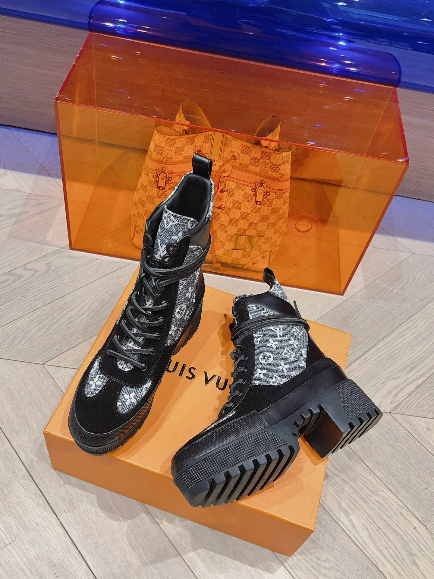 Новинка осенне-зимней коллекции LV 2023 — Ботинки Мартин на высоком каблуке — Черная серия — Модель 2