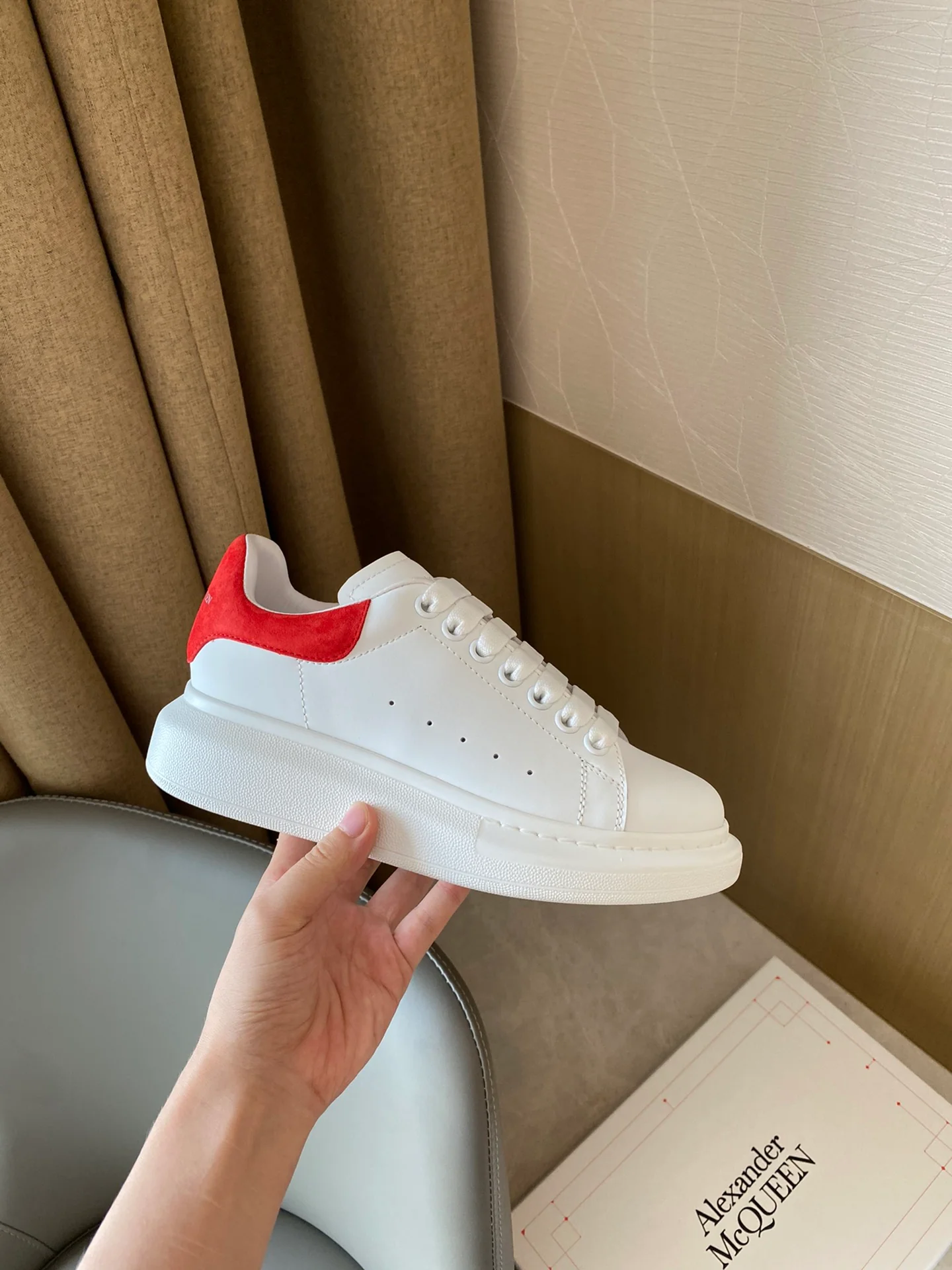 Классические белые кроссовки McQueen с замшевой подошвой и красным каблуком