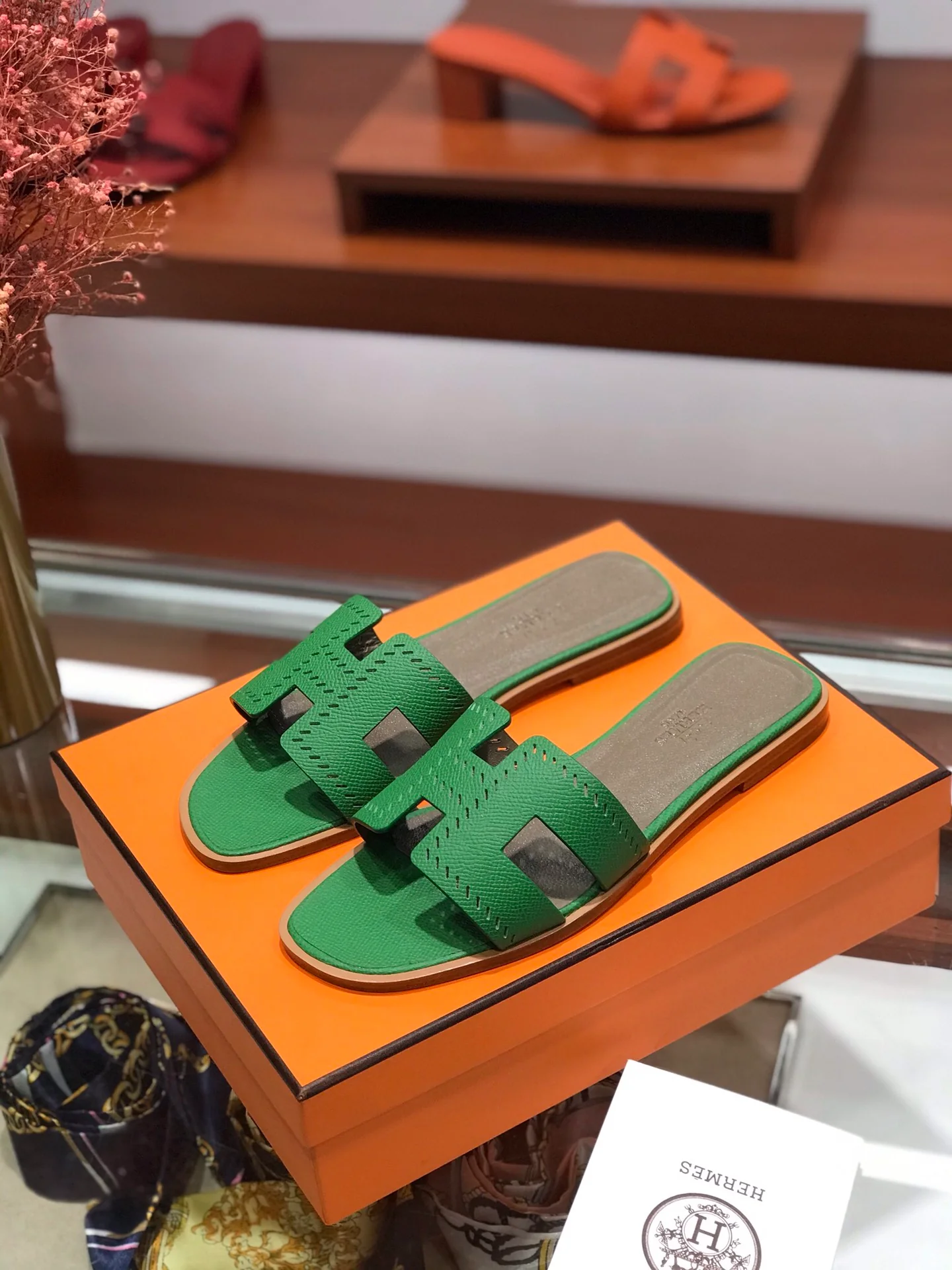 Новинка весны 2022 года от Hermes - плоские тапочки H - 3