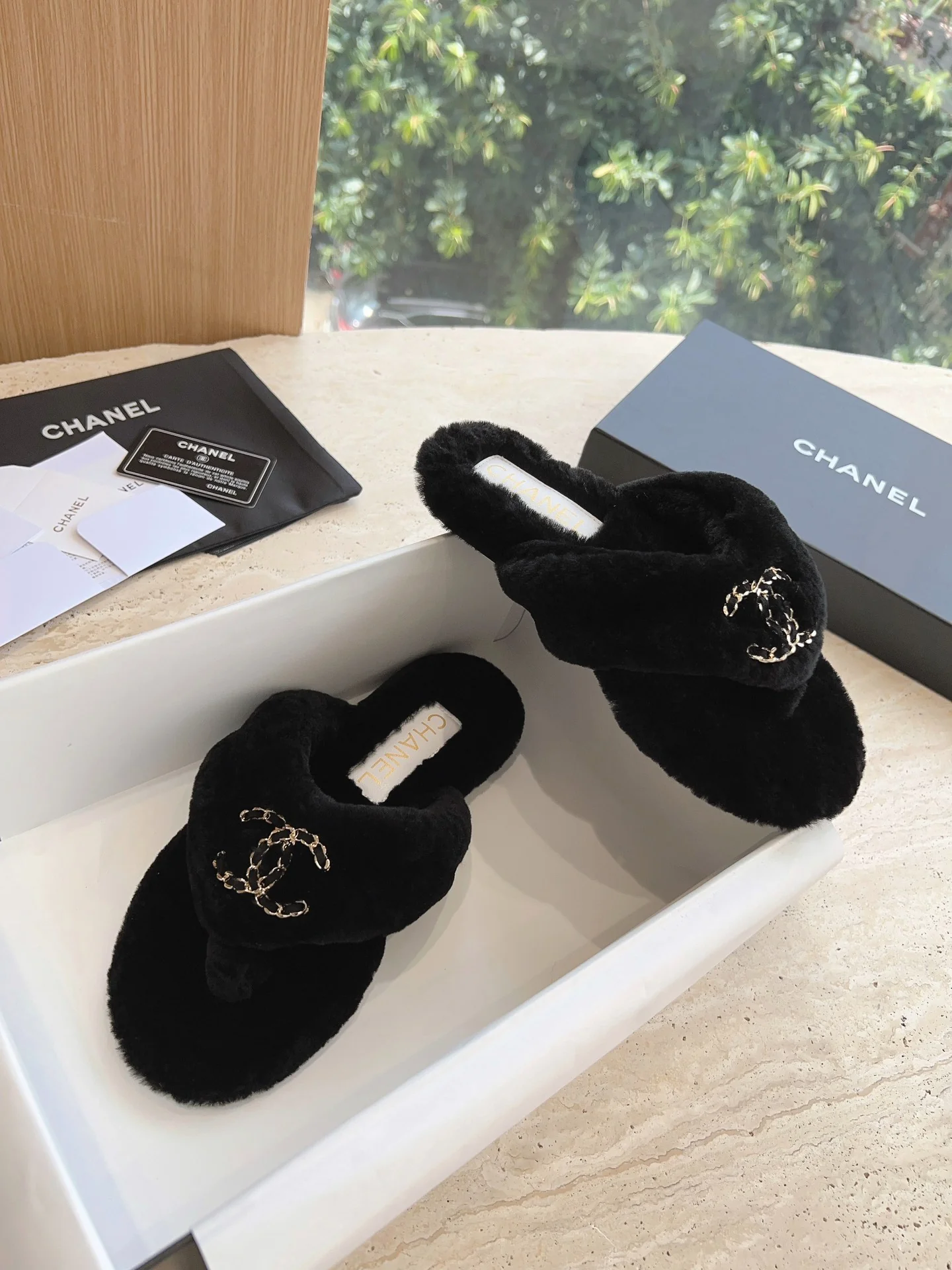 Новинка 2023 года от Chanel - Меховые шлепанцы - Черные