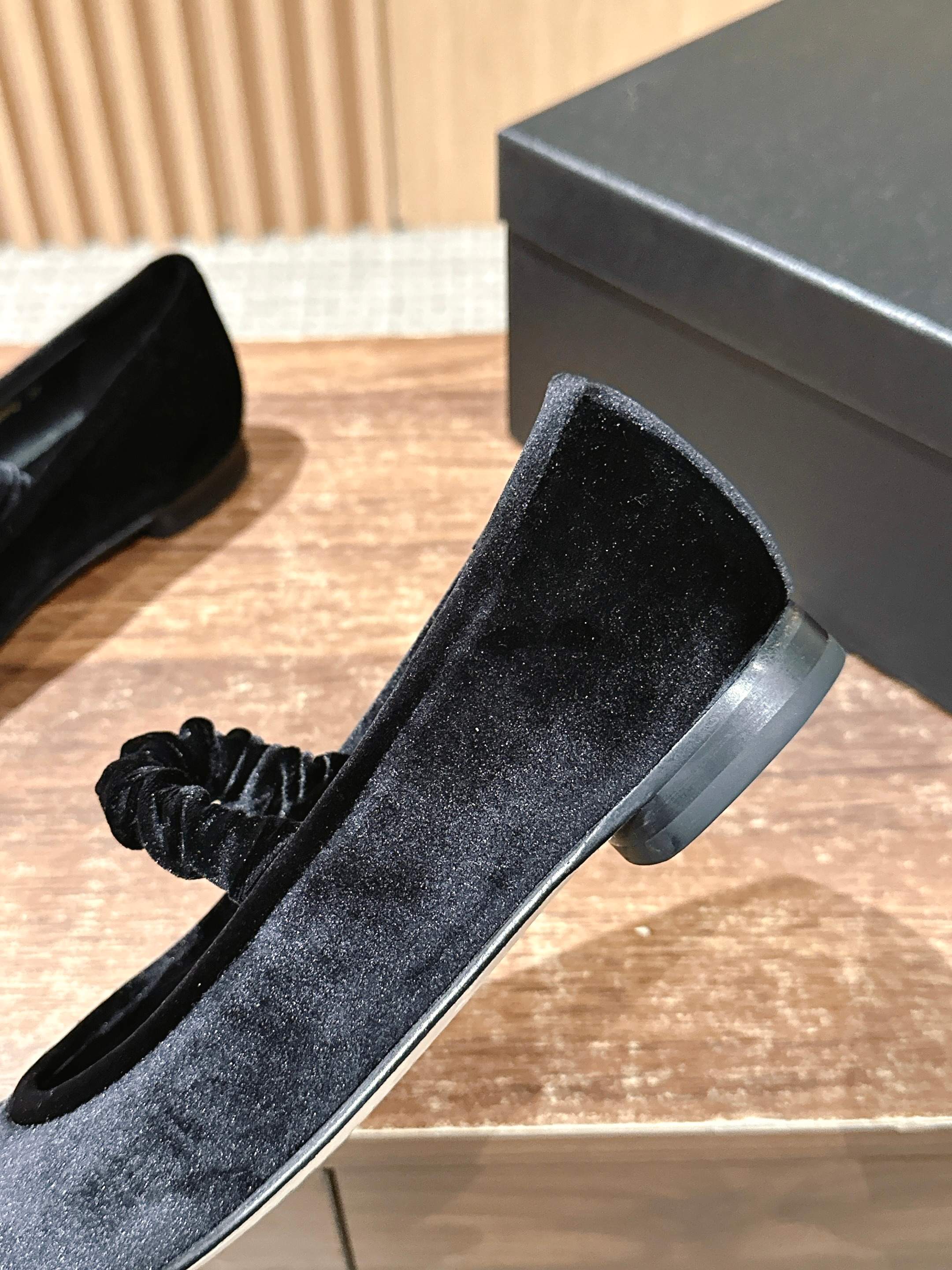 Новинка сезона весна/лето 2025 от Chanel - туфли Мэри Джейн из черной замши.