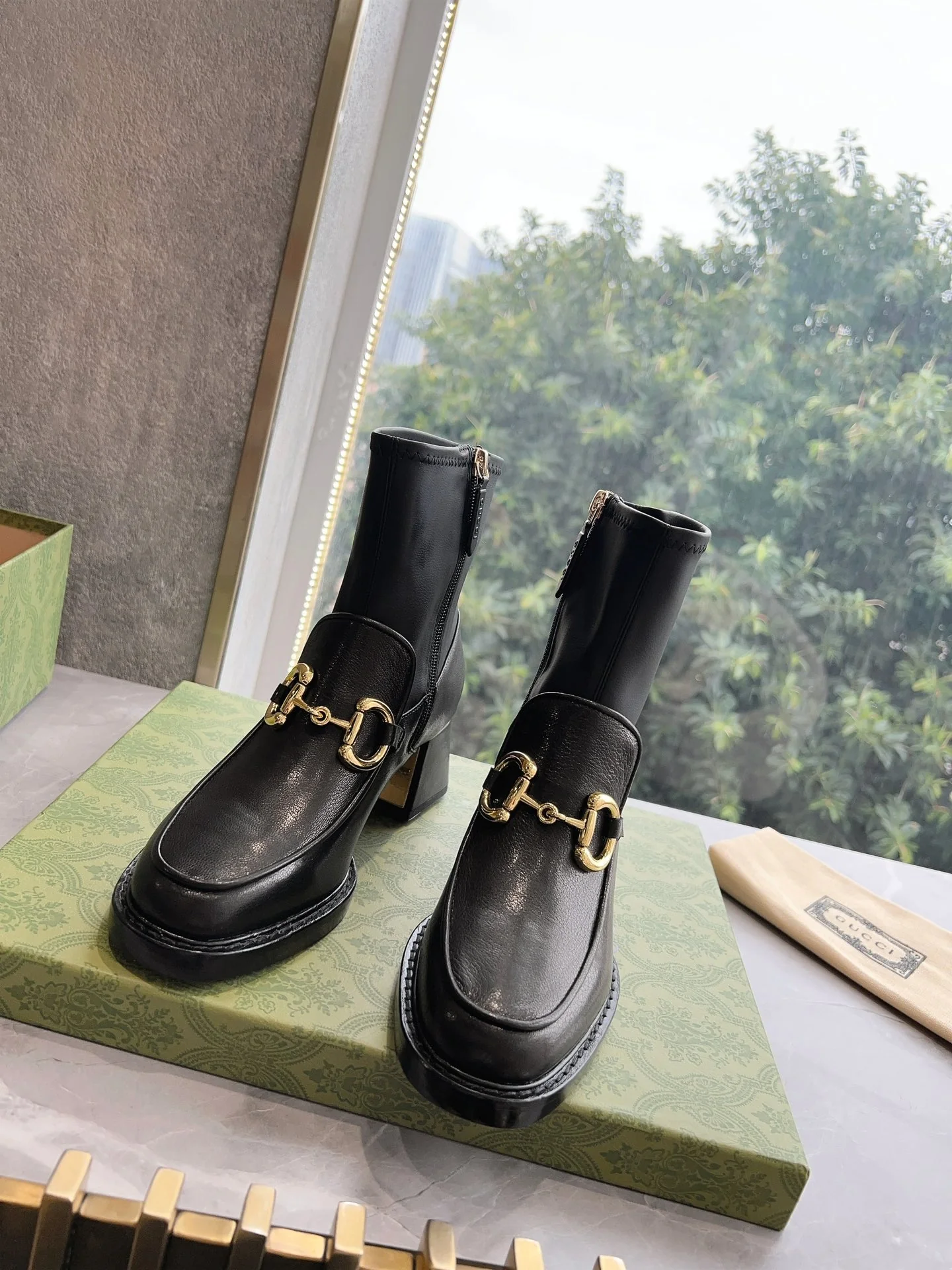 Новинка сезона осень/зима 2023 от Gucci - Ботильоны на массивном каблуке с застежкой-молнией - Черные