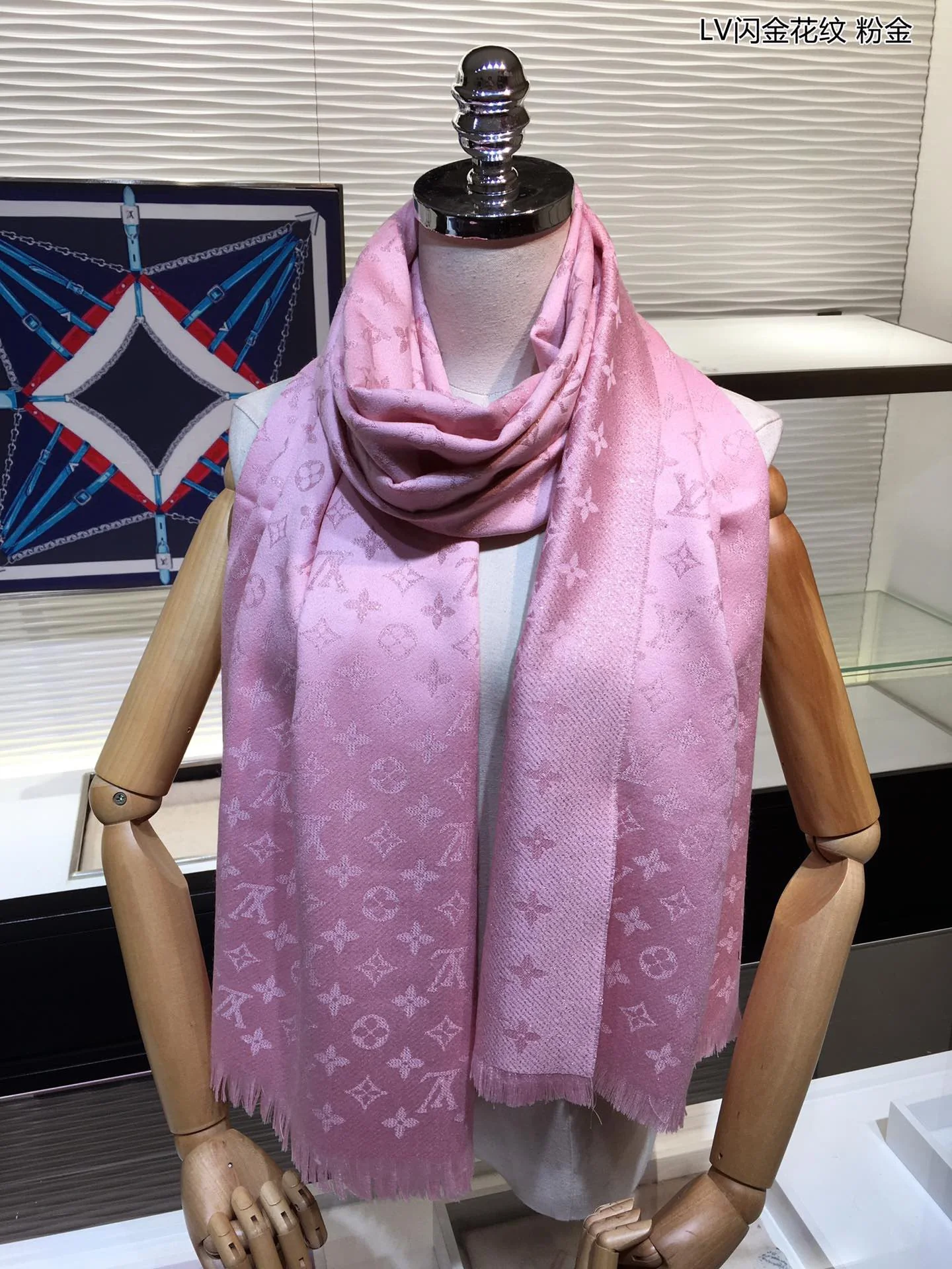 Кашемировый шарф LV с золотым узором - 1