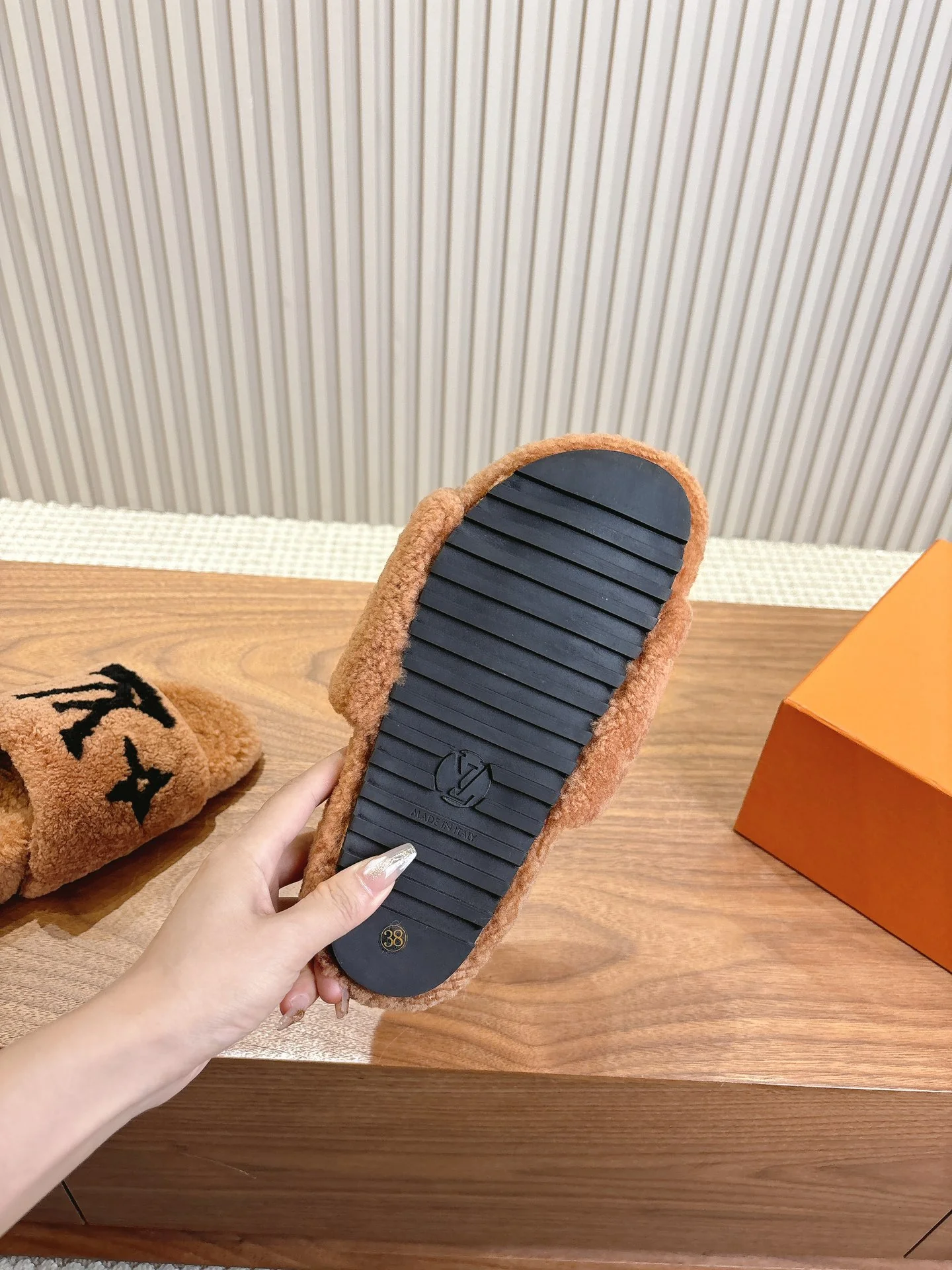 LV-2024 Шерстяные тапочки - Темно-коричневые