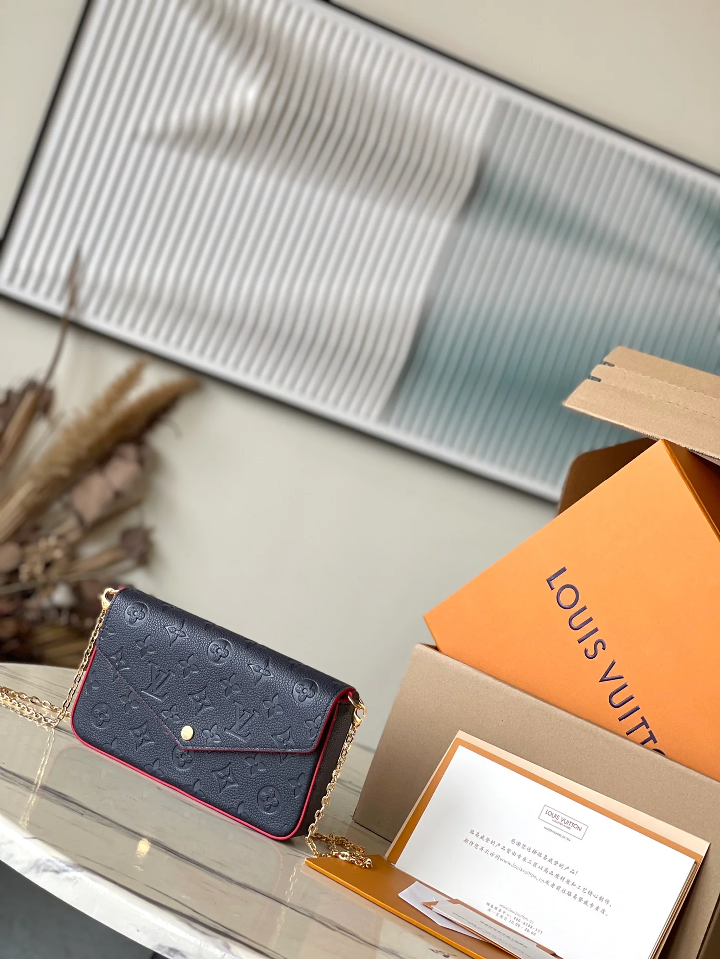 m64099-LV-pochette-felicie-empreinte сумка через плечо с тиснением-темно-синий