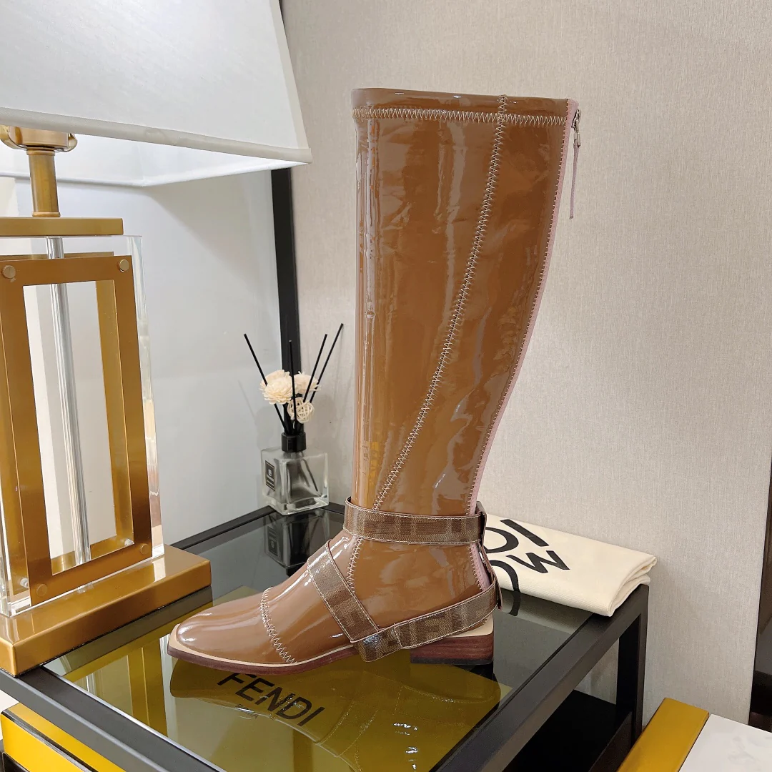 Новинка сезона осень/зима 2022 от Fendi - Ботинки из эластичной лакированной кожи, серия FFrame - Ботинки на плоской подошве