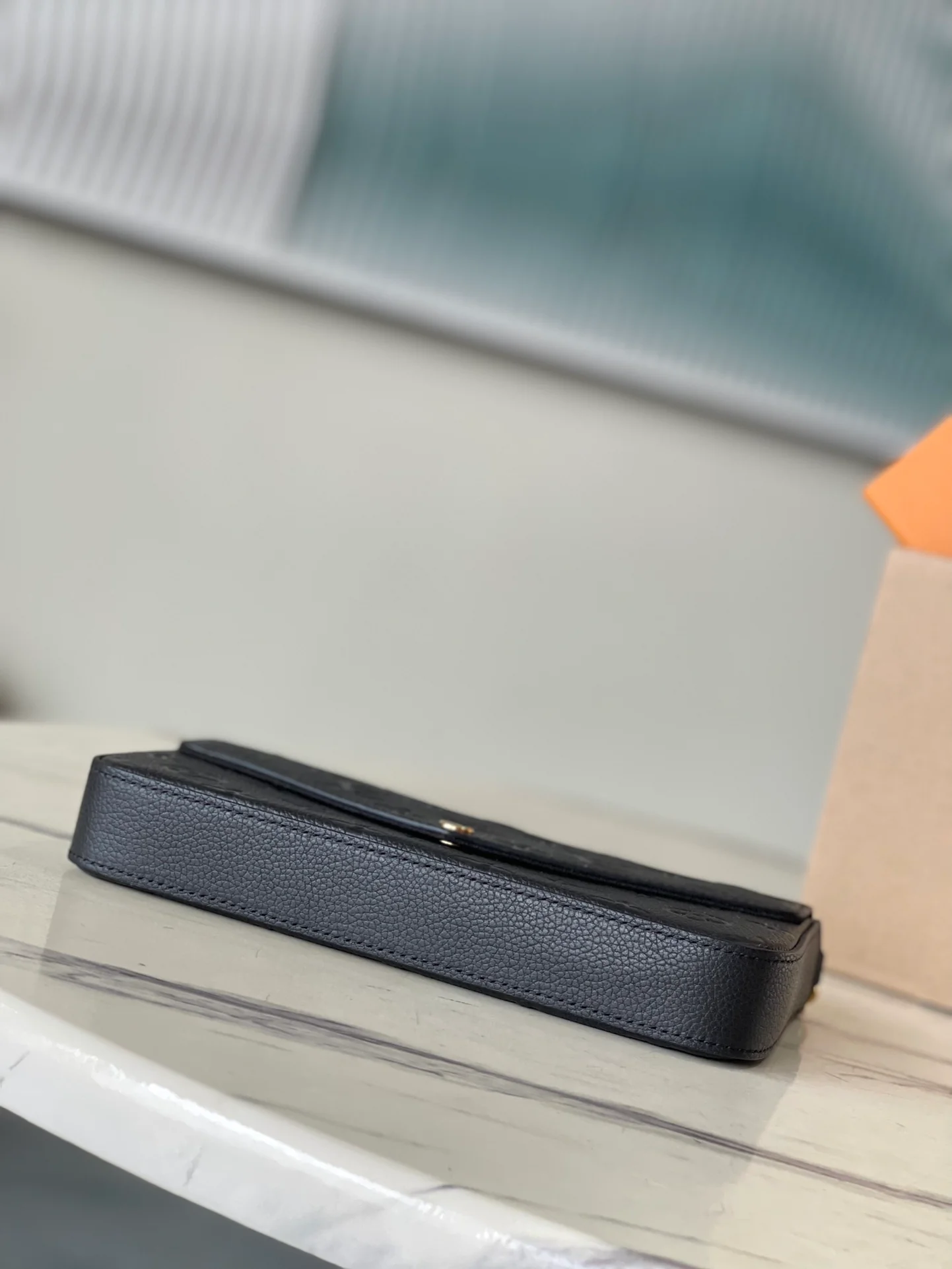 m64064-LV-pochette-felicie-empreinte сумка через плечо с тиснением-черный