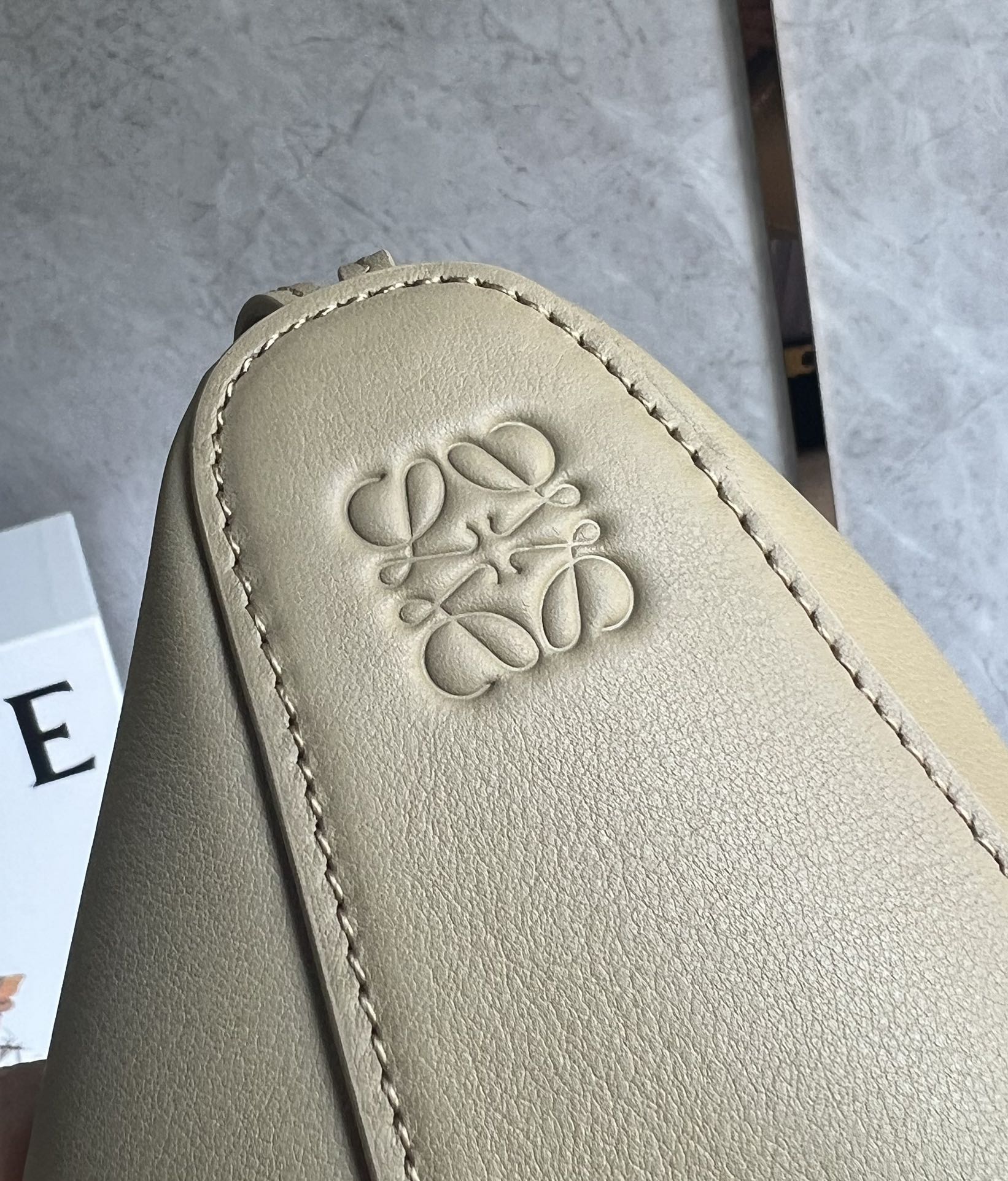 Сумка-хобо Loewe Hammock — серо-зеленая