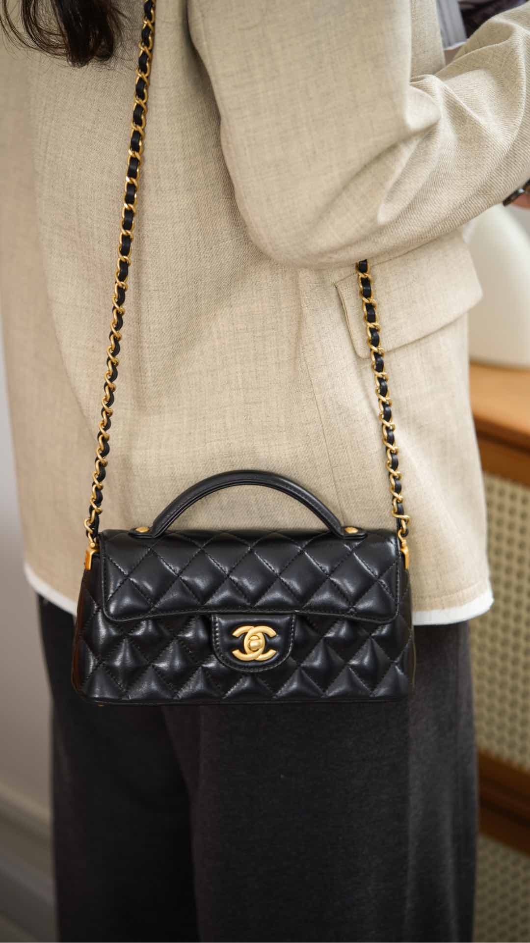 Chanel 25p - Сумка с горизонтальной ручкой и клапаном - Черно-золотая