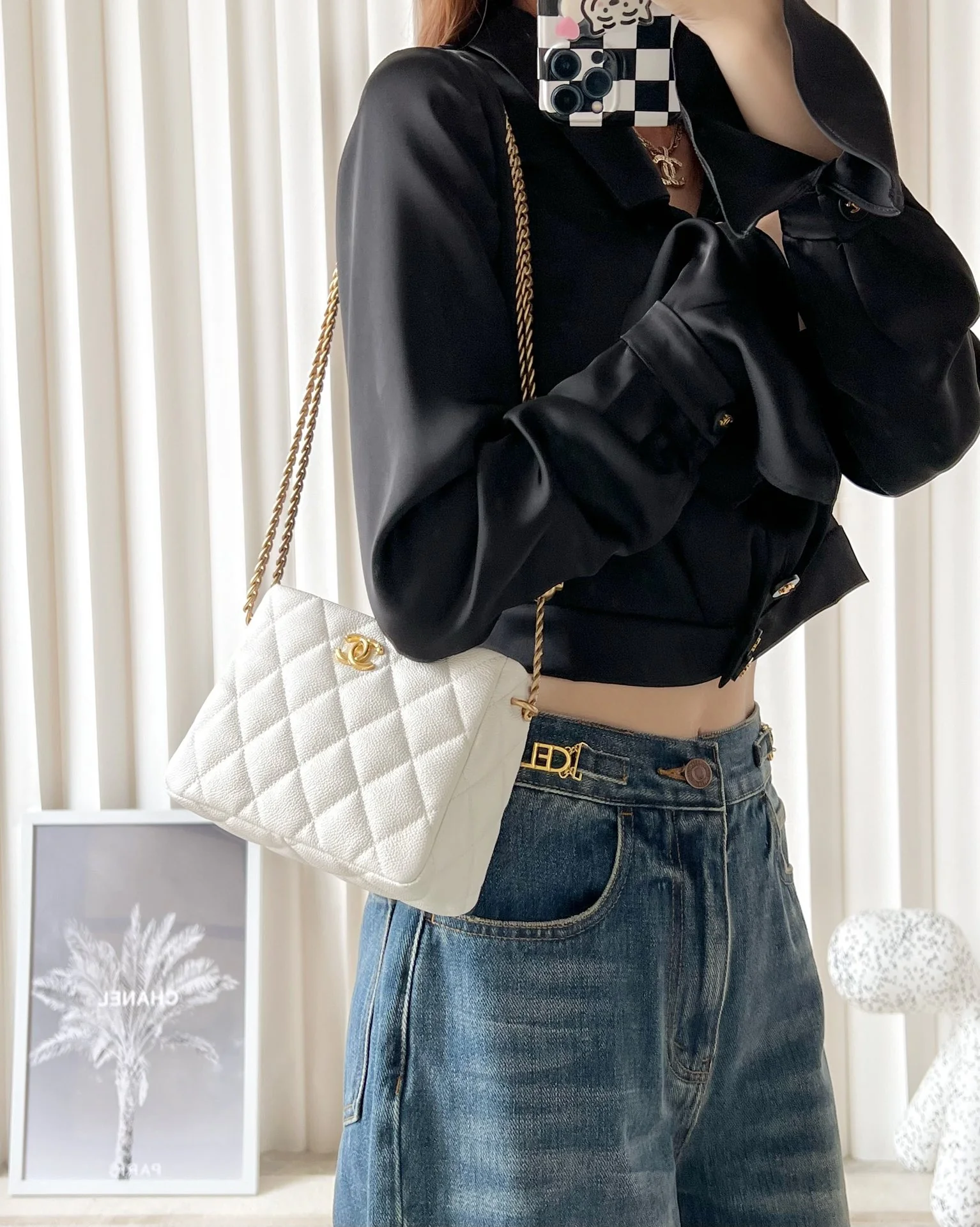 Новинка коллекции Chanel Весна/Лето 2023 - Сумка-хобо в форме сердца (маленькая) - Белая - Фотографии сумки на себе.