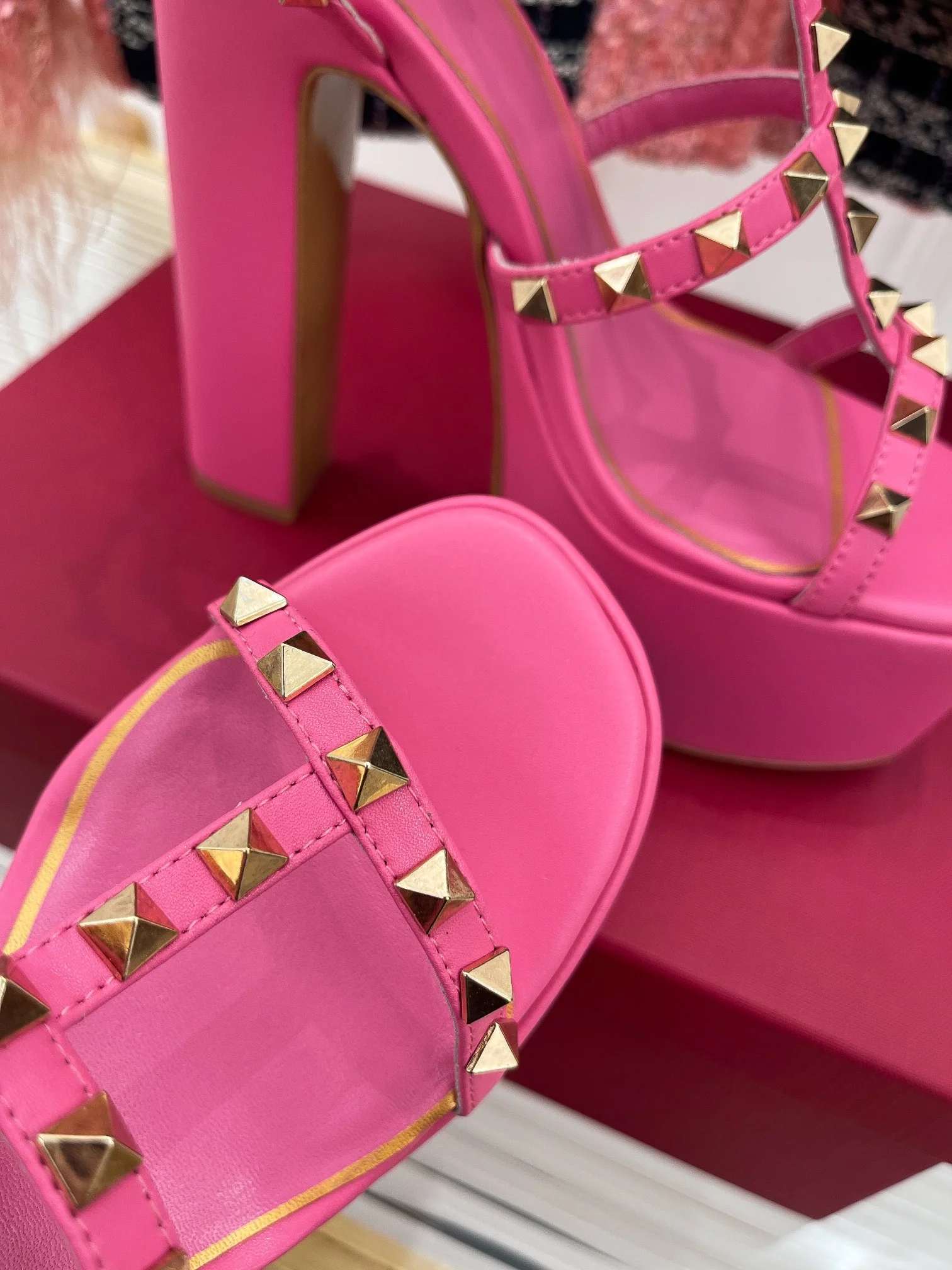 Босоножки на высокой платформе Valentino с заклепками — розовые