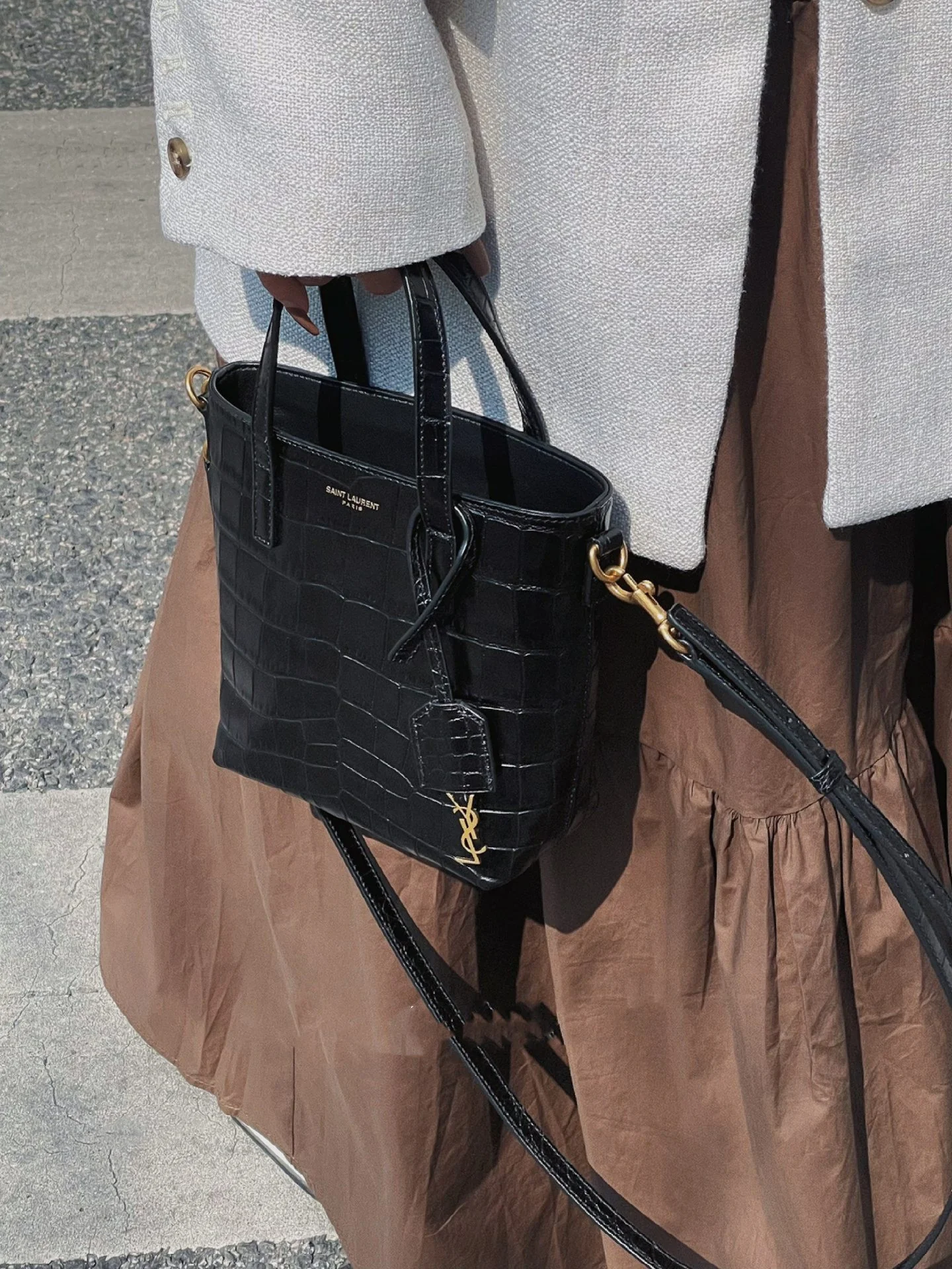 Мини-сумка YSL с крокодиловым принтом — черная — на фото.