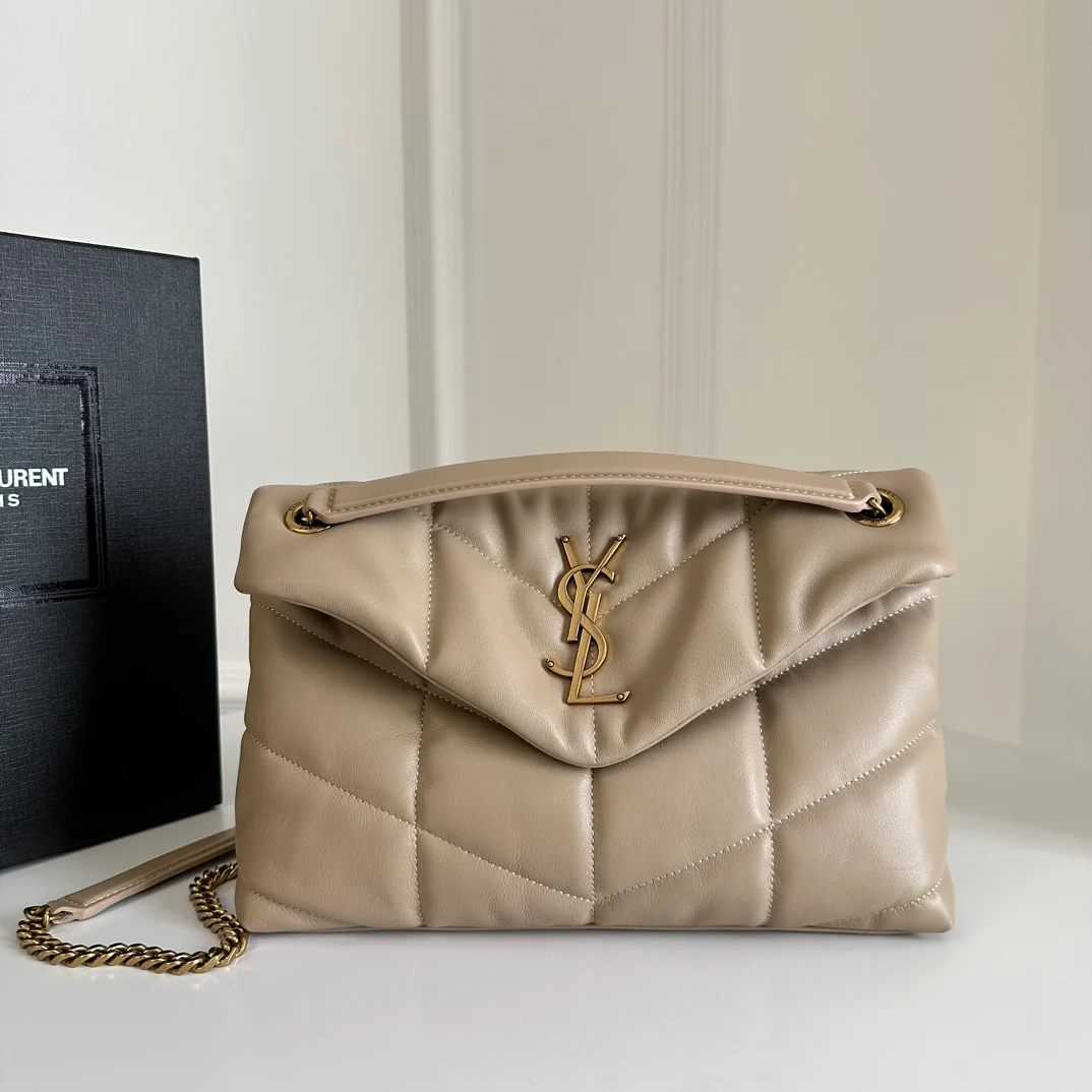 Пуховая сумка YSL Loulou Puffer 29 см из стеганой овечьей кожи цвета ?Облако?, оттенок ?Молочный чай?.