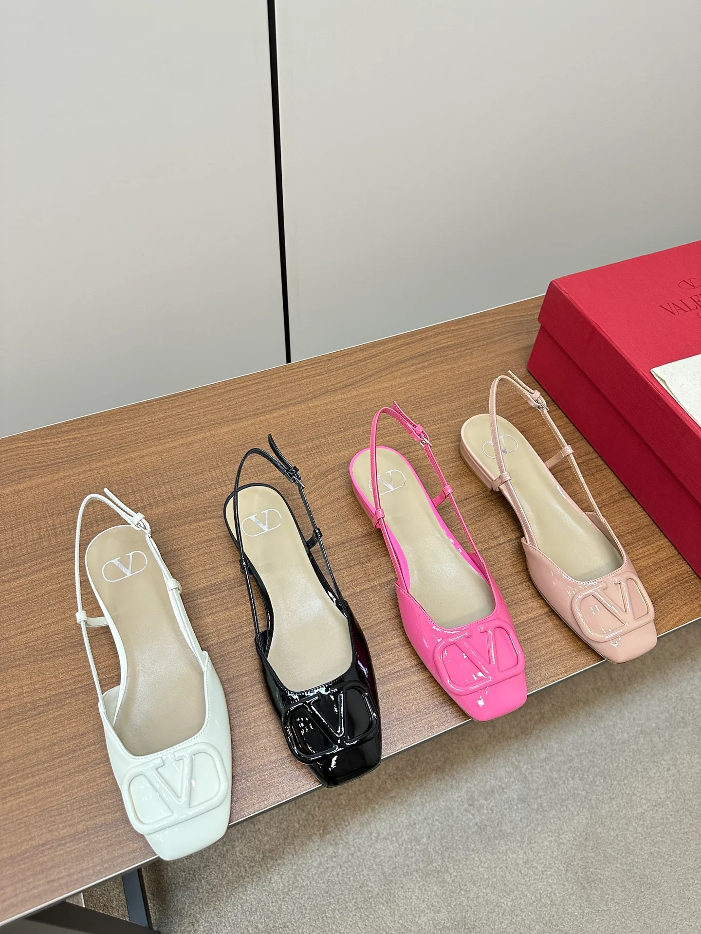 Новинка сезона весна/лето 2023 от Valentino - Большие сандалии-балетки с V-образным вырезом - Розовые