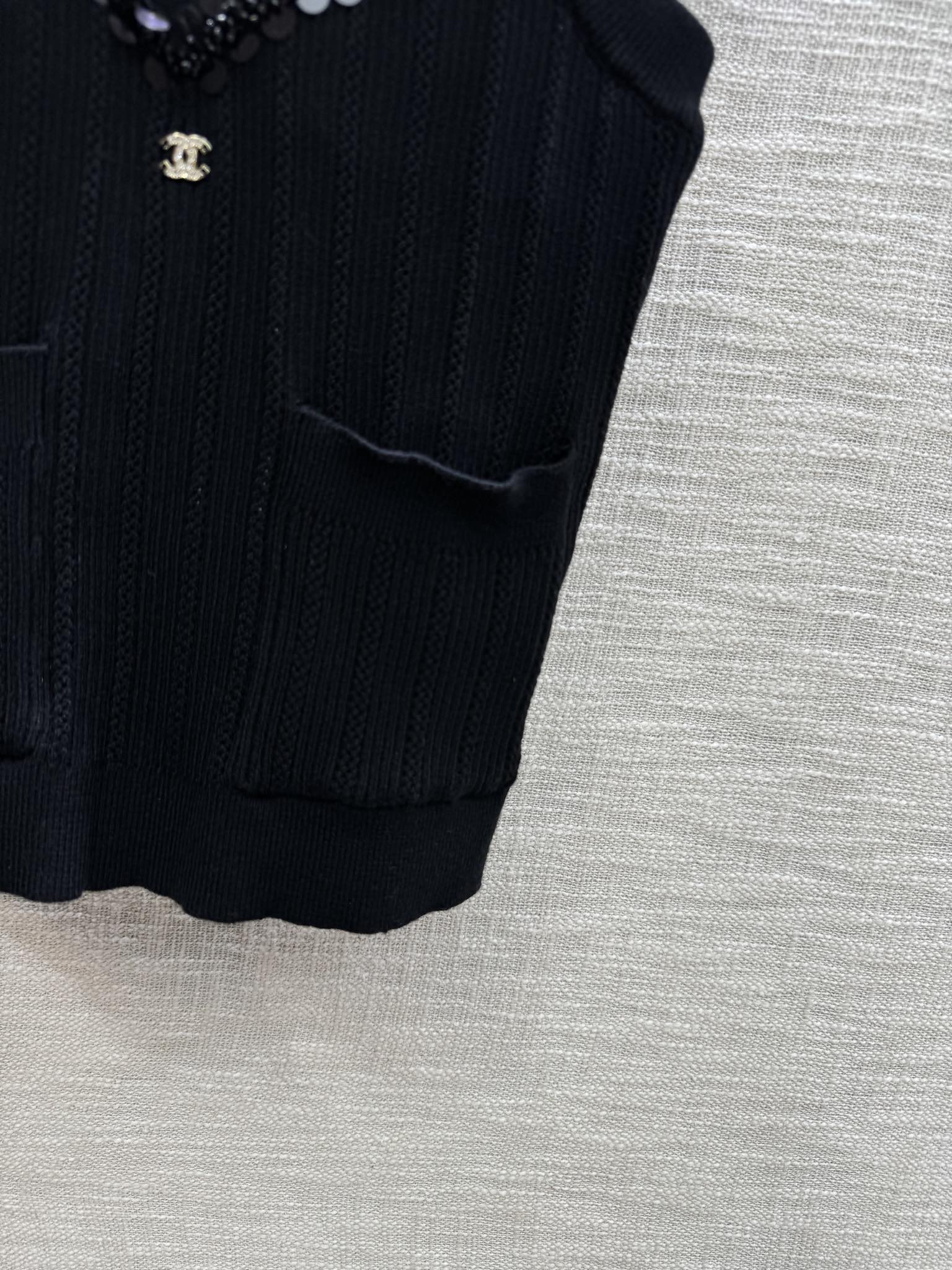 Вязаная майка Chanel 2403-24 из коллекции ?Ранняя весна?, с крупными пайетками, V-образным вырезом, черная.