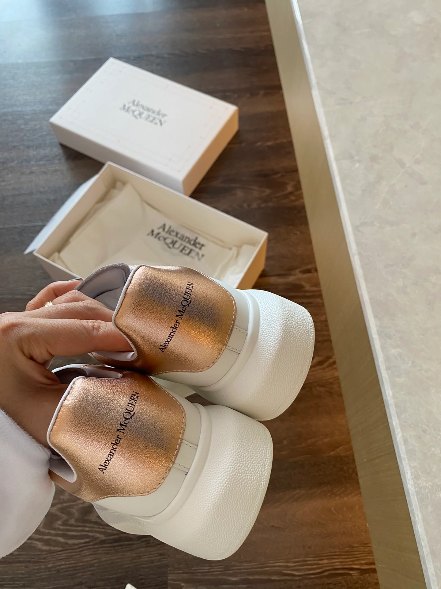 Классические белые кроссовки McQueen - ярко-оранжевые