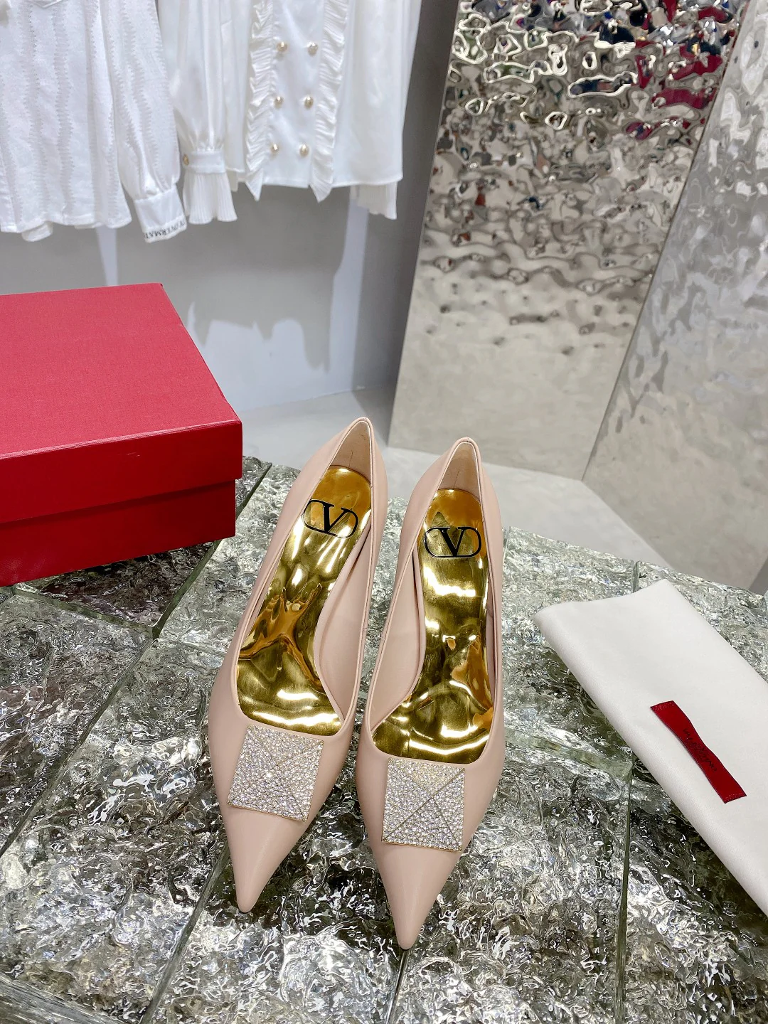 Новинка сезона ?Ранняя осень? от Valentino 2022 — туфли на высоком каблуке с пряжкой, украшенной стразами и заклепками.