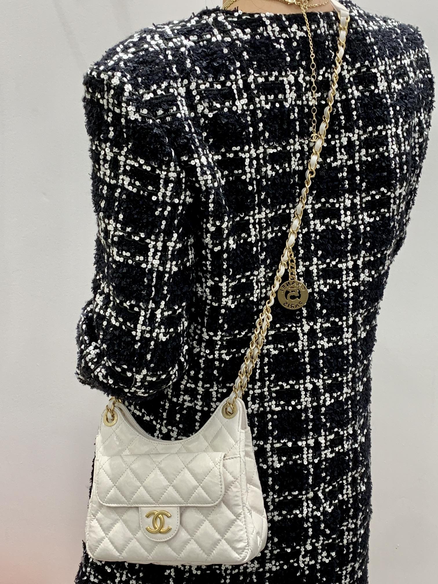 Коллекция Chanel ?Ранняя весна 2023? — сумка-хобо в стиле хиппи — маленькая — белая — на фото — 1