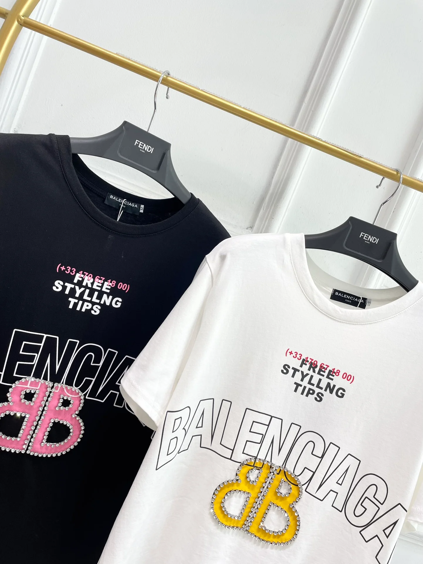 Футболка Balenciaga 2403 с коротким рукавом и стразами BB, свободного кроя, белая.