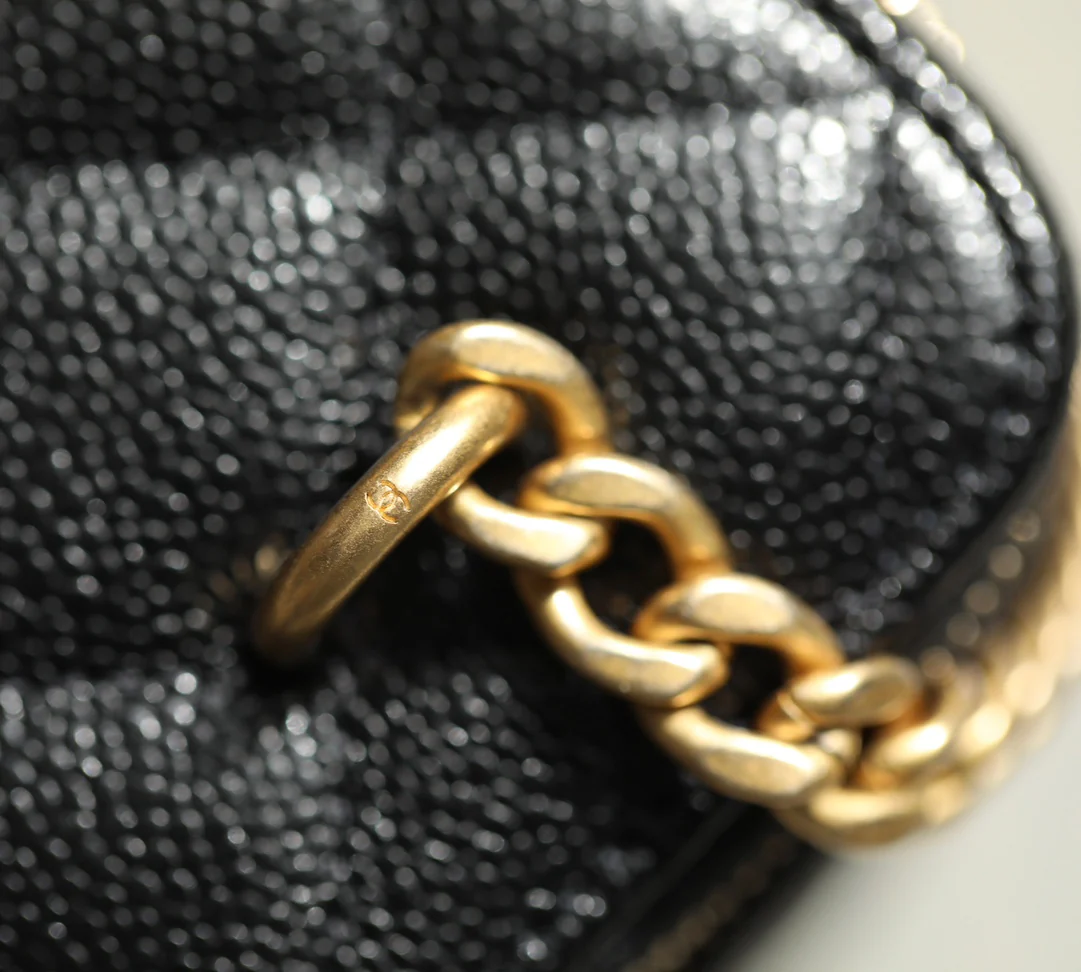 Chanel Весна/Лето 2023 - Маленькая сумка через плечо с цепочкой и регулируемой застежкой в ??форме сердца - Черная