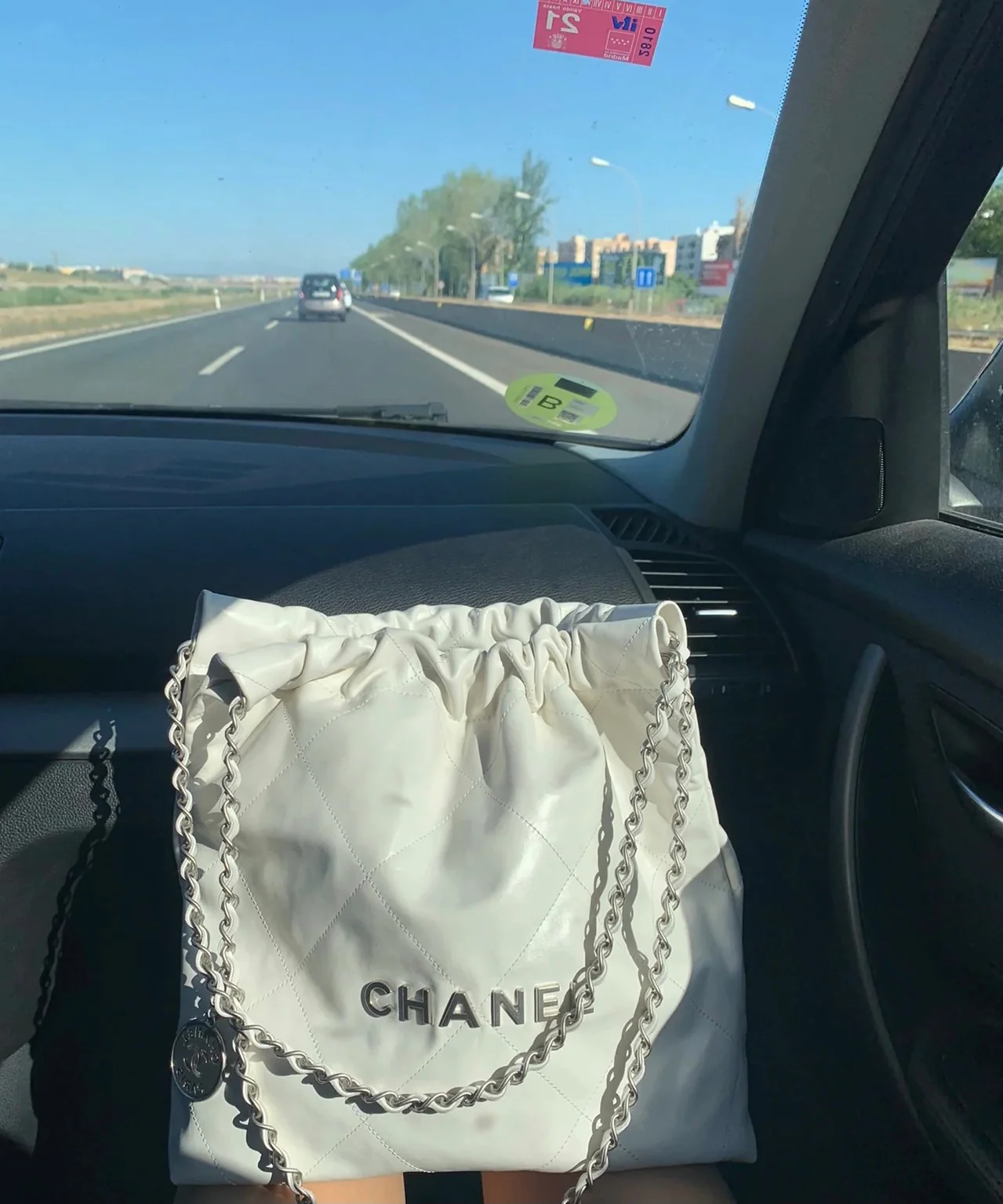 Сумочка Chanel No. 22 — маленькая, белая, серебристая.