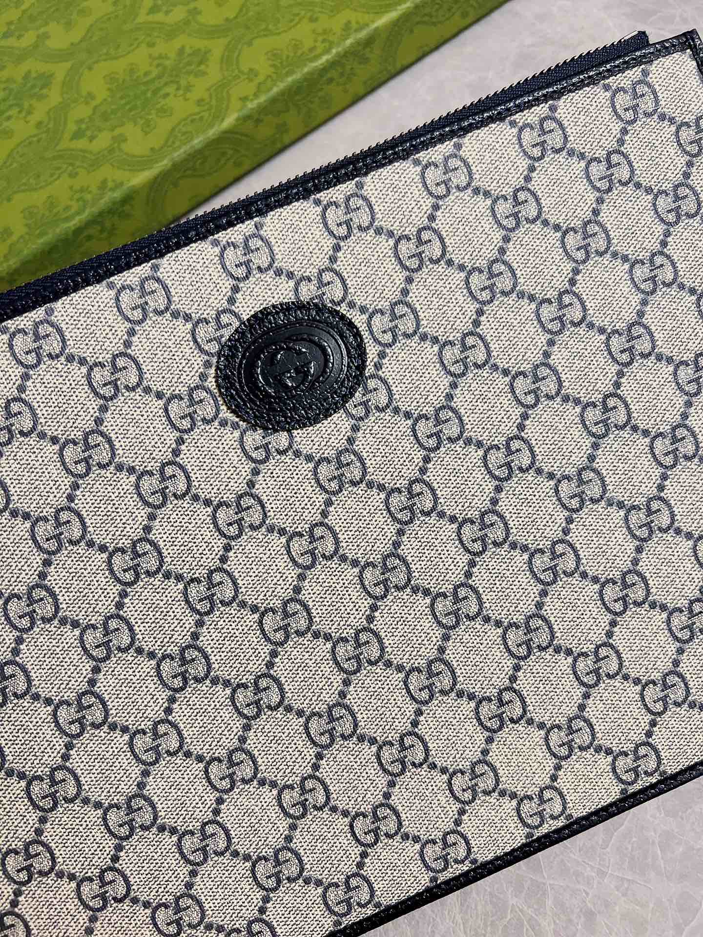 Клатч Gucci из синего ПВХ с монограммой