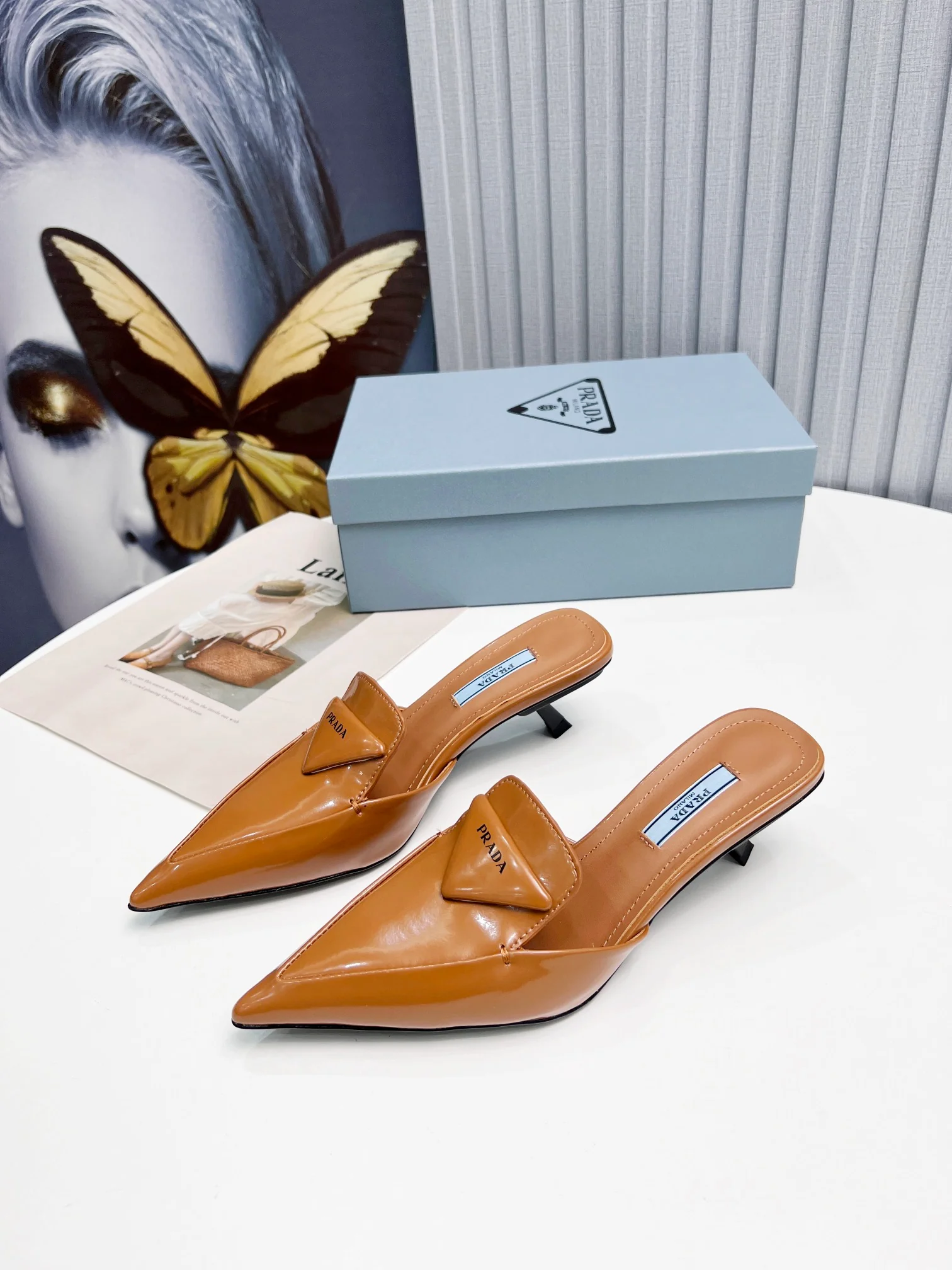 Коричневые туфли Prada на каблуке с острым носком