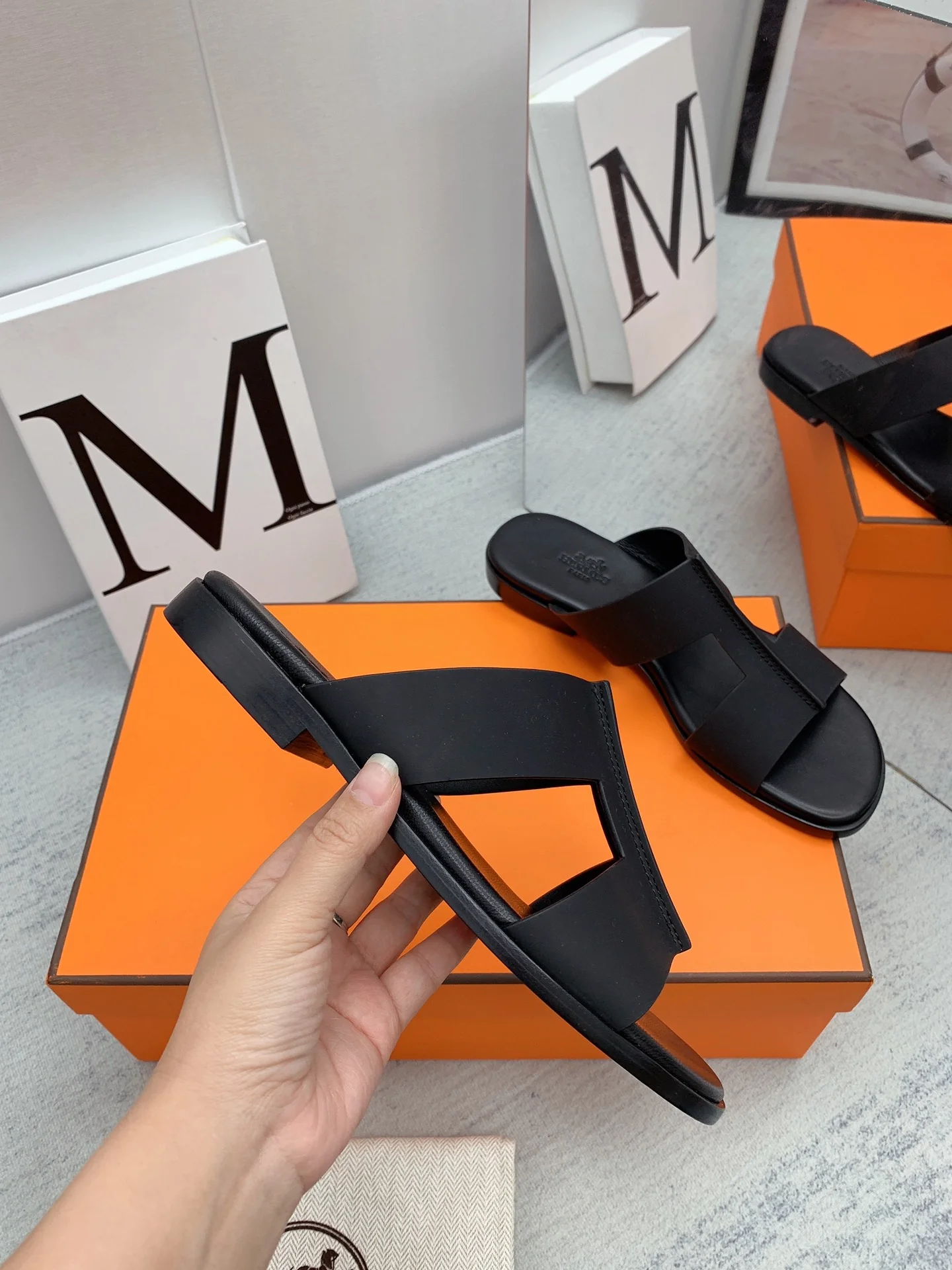 Новинка сезона осень/зима 2022 от Hermes - сандалии на плоской подошве