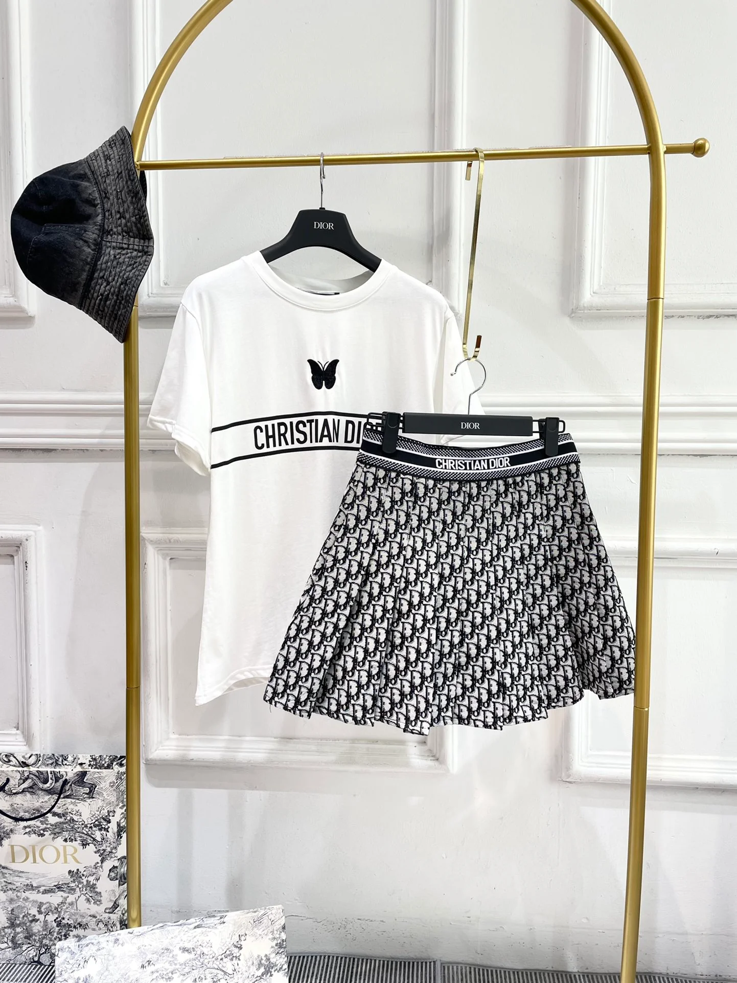 Футболка Dior 2403 с вышитой бабочкой и короткими рукавами