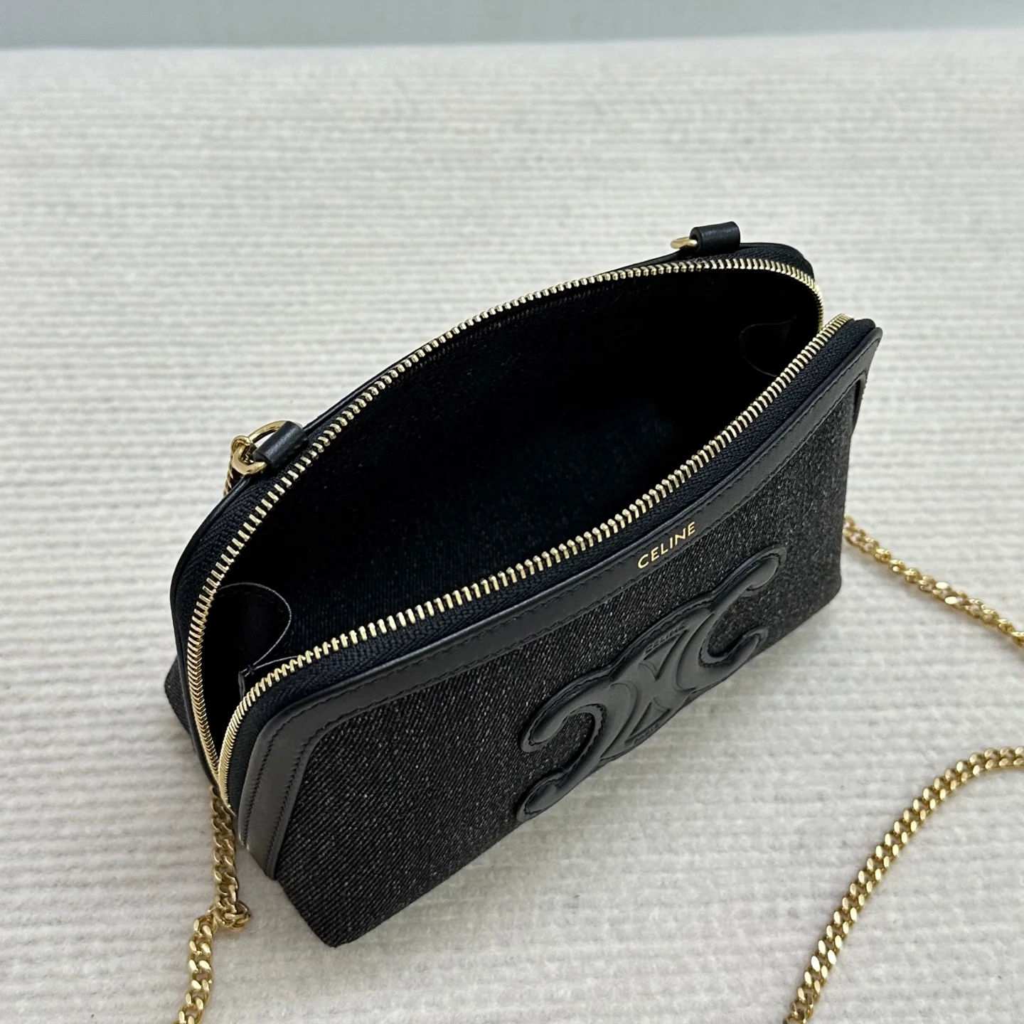 Сумка Celine из джинсовой ткани с вышивкой и цепочкой из ракушек