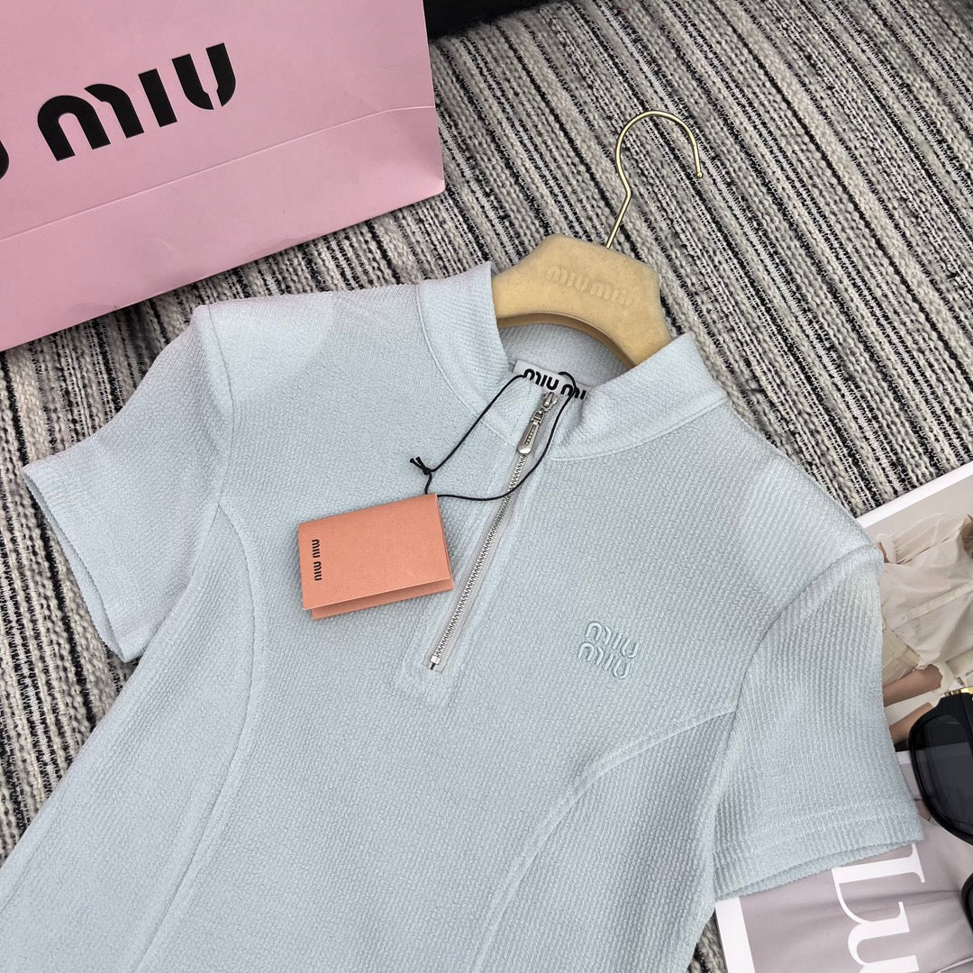 Miu Miu - 2404 - Коллекция весна/лето 2024 - Новый костюм Miu с воротником-стойкой, подплечниками и приталенным силуэтом - Серый