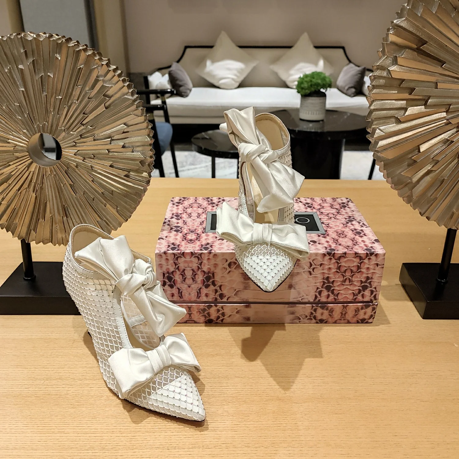 Ботильоны Jimmy Mesh на высоком каблуке, украшенные стразами и кристаллами.