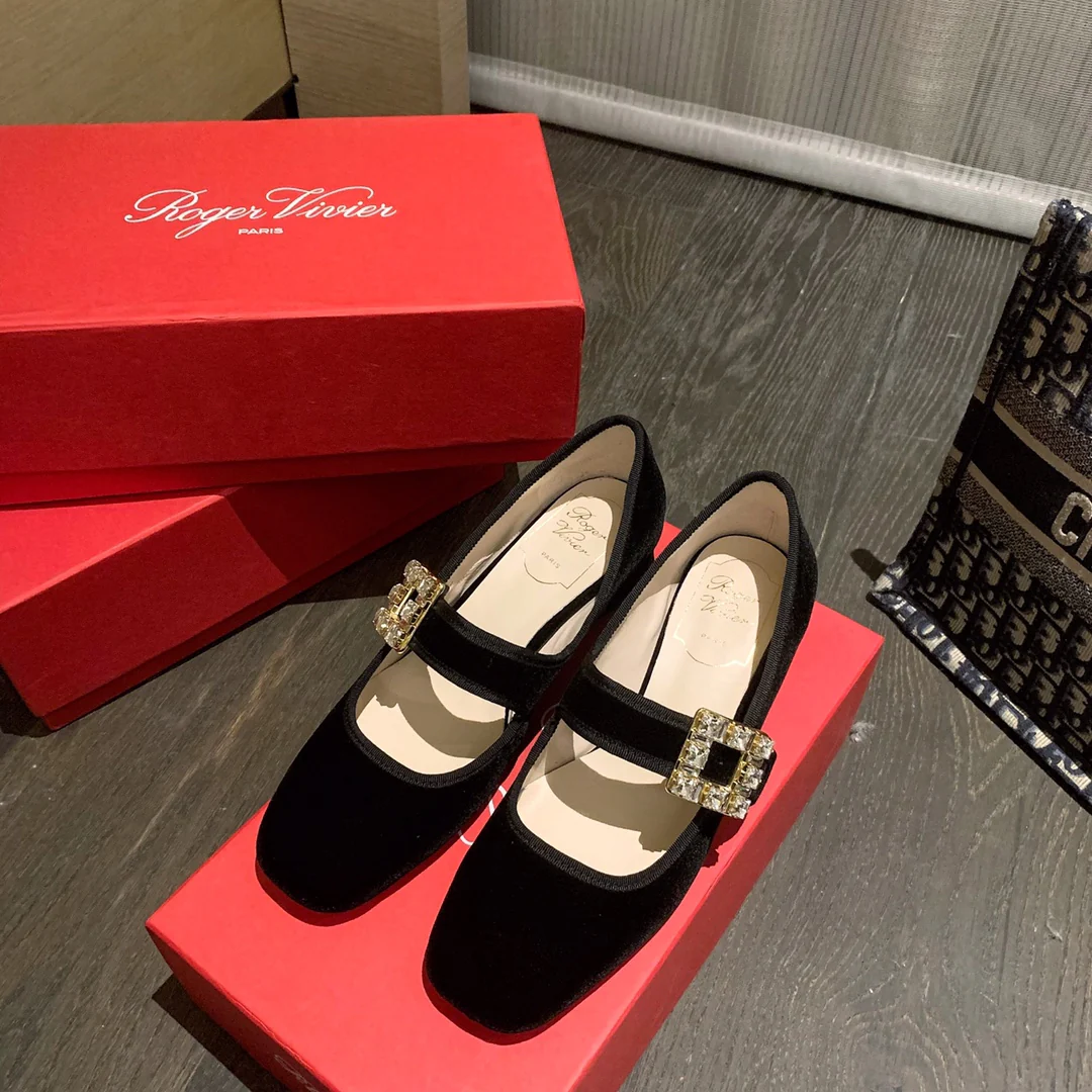 Бархатные балетки с пряжкой и стразами - черные