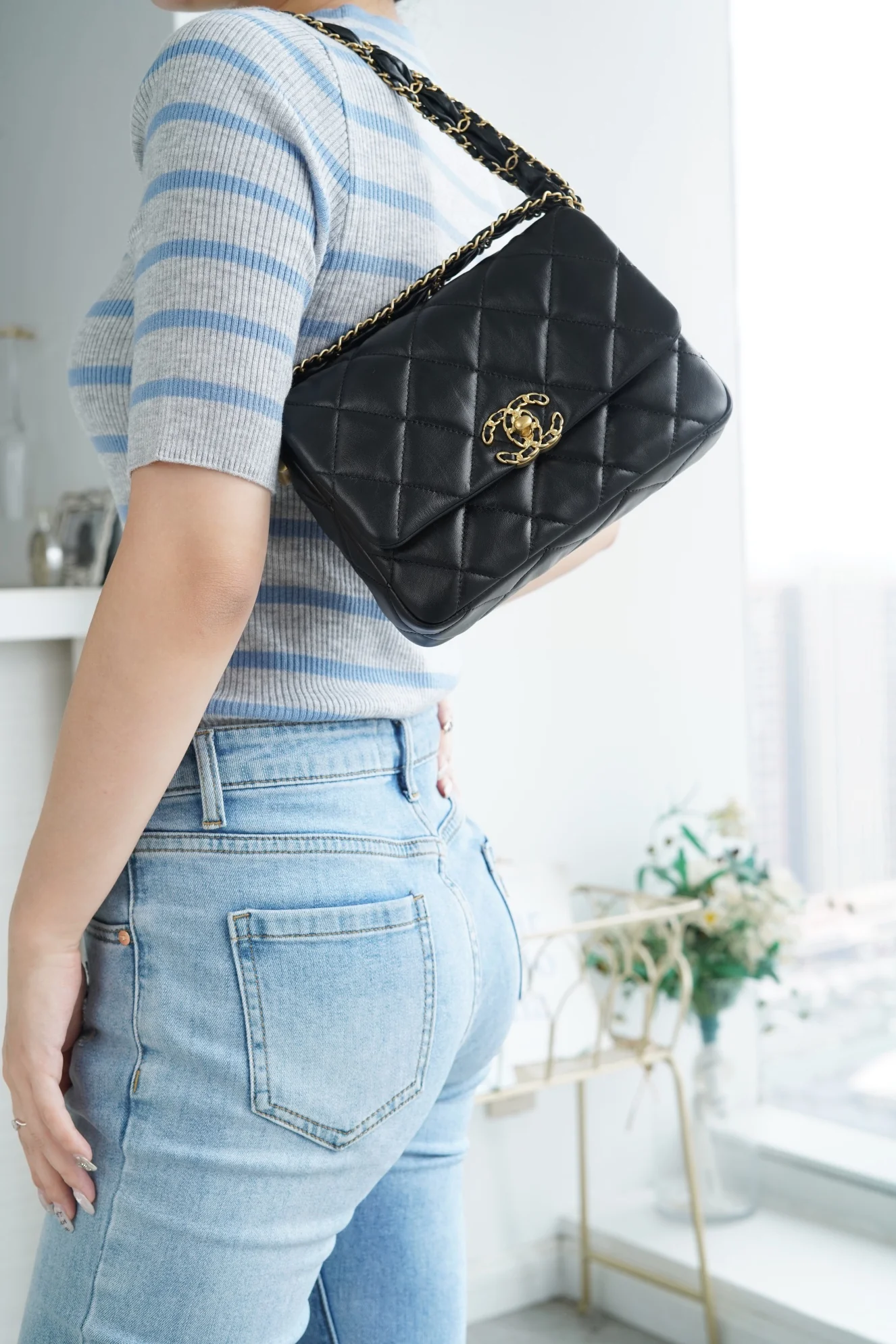 Коллекция Chanel осень/зима - сумка с широким плечевым ремнем и клапаном, черная с золотыми вставками из мятой телячьей кожи.