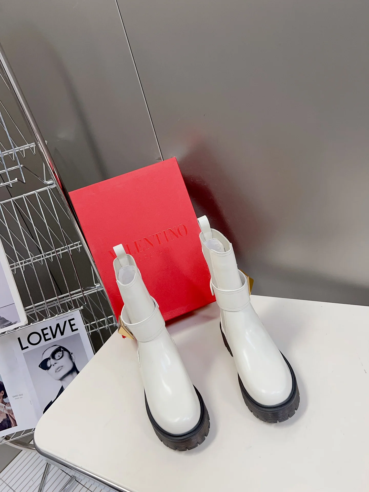 Коллекция Valentino осень/зима 2023, представленная на подиуме - Ботильоны - С крупными заклепками сбоку - Белые