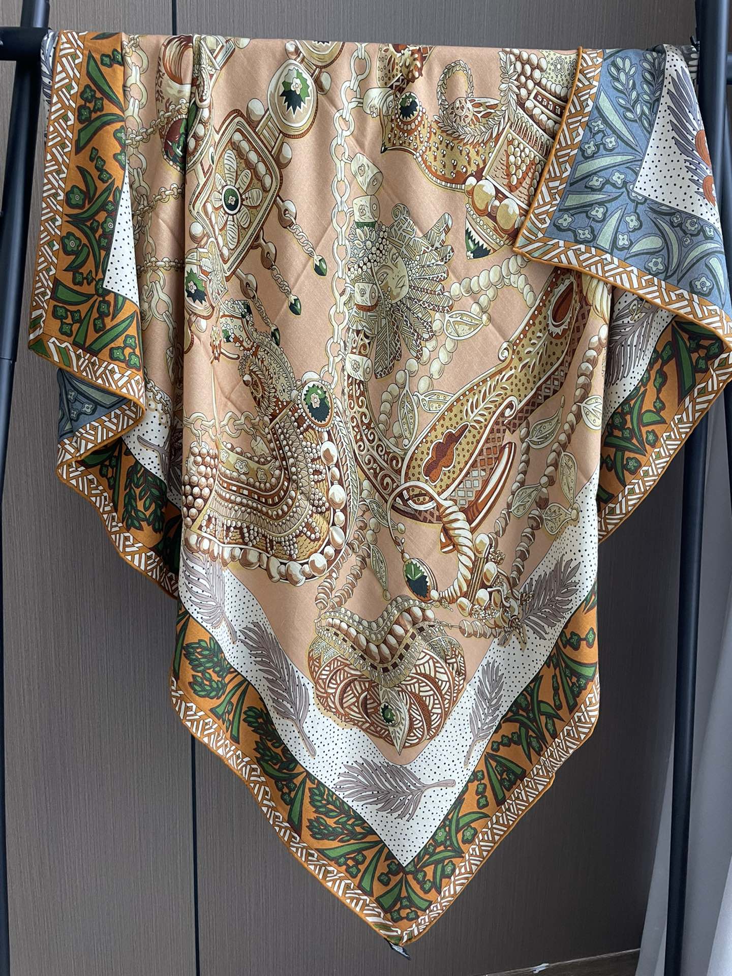 Двусторонний платок Hermes 140 - жетон с буквой H - необычный