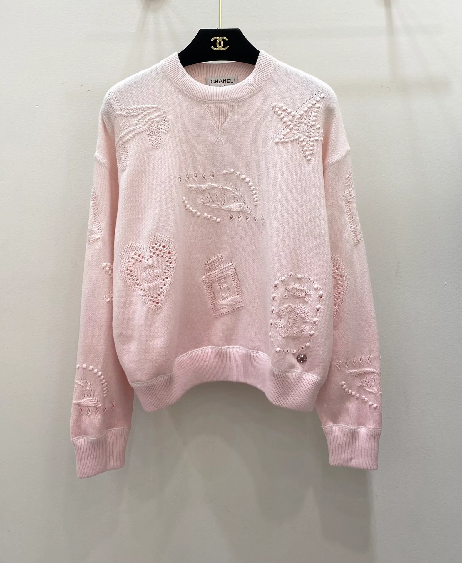 Chanel 2403 - Новый розовый трикотажный пуловер с круглым вырезом и перфорированным жаккардовым узором, с длинными рукавами.