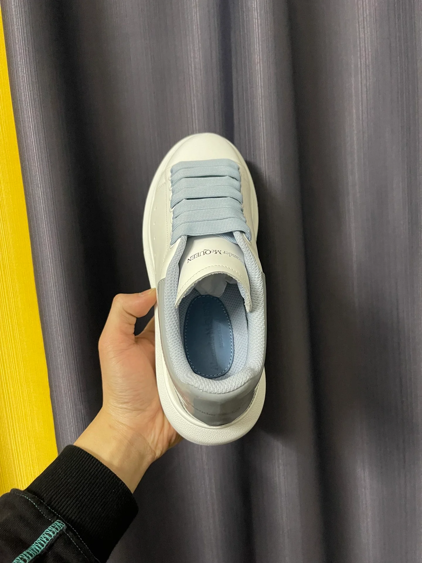 Классические белые кроссовки McQueen - унисекс - на каблуке из синей лакированной кожи - 1