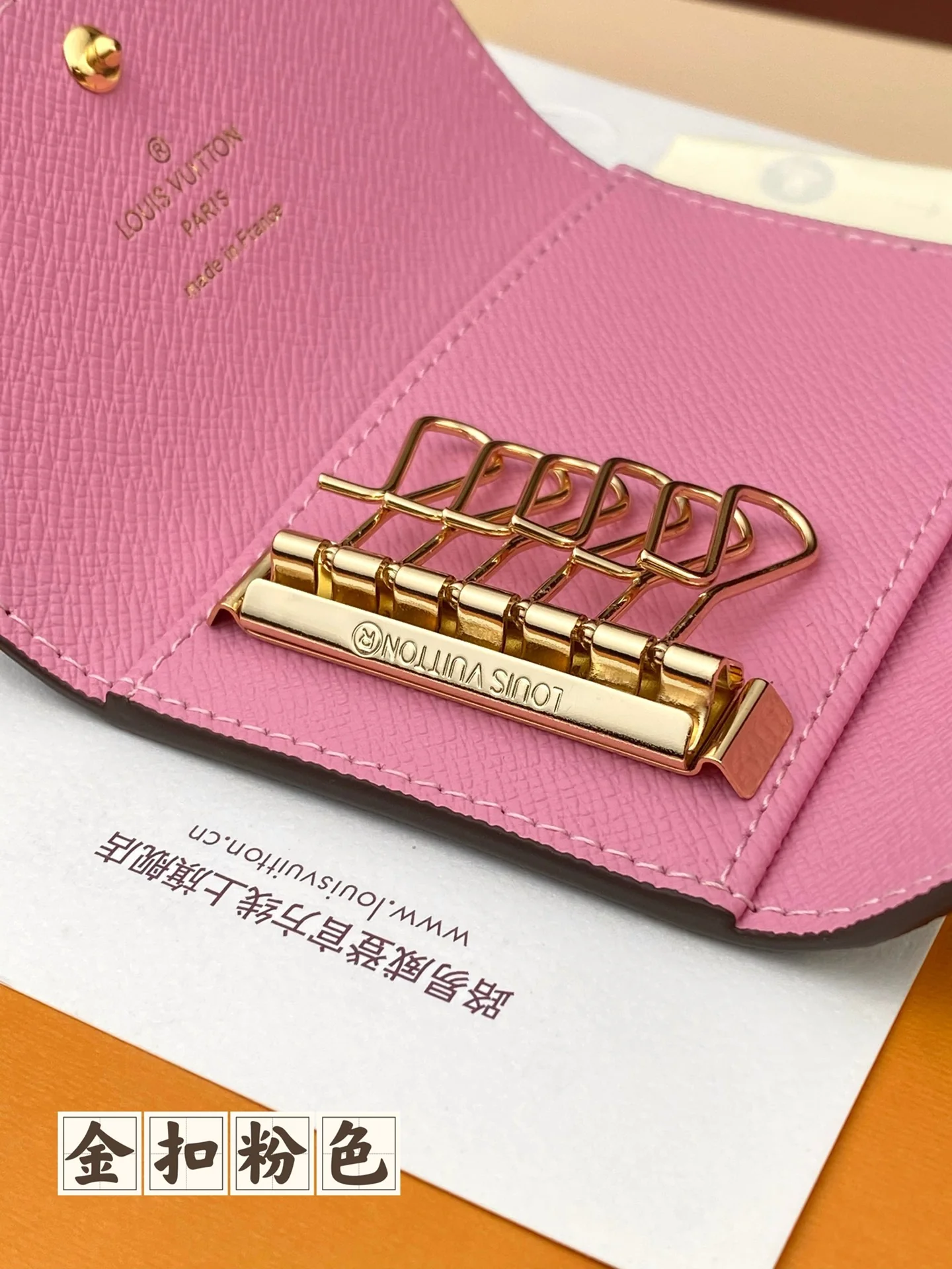 LV-m60701 — Чехол для ключей — Розовый с золотой пряжкой