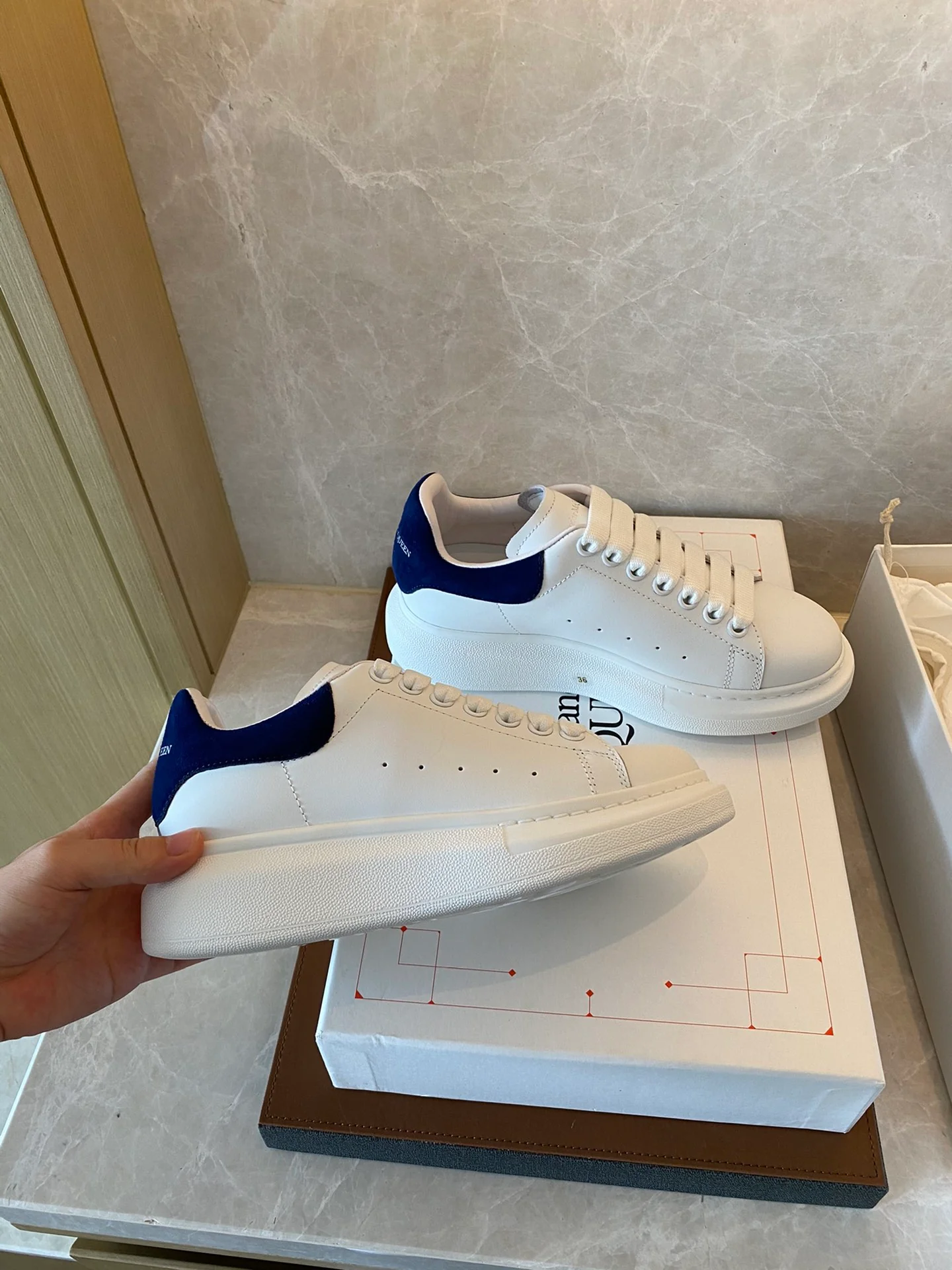 Классические белые кроссовки McQueen с замшевой подошвой и темно-синим каблуком