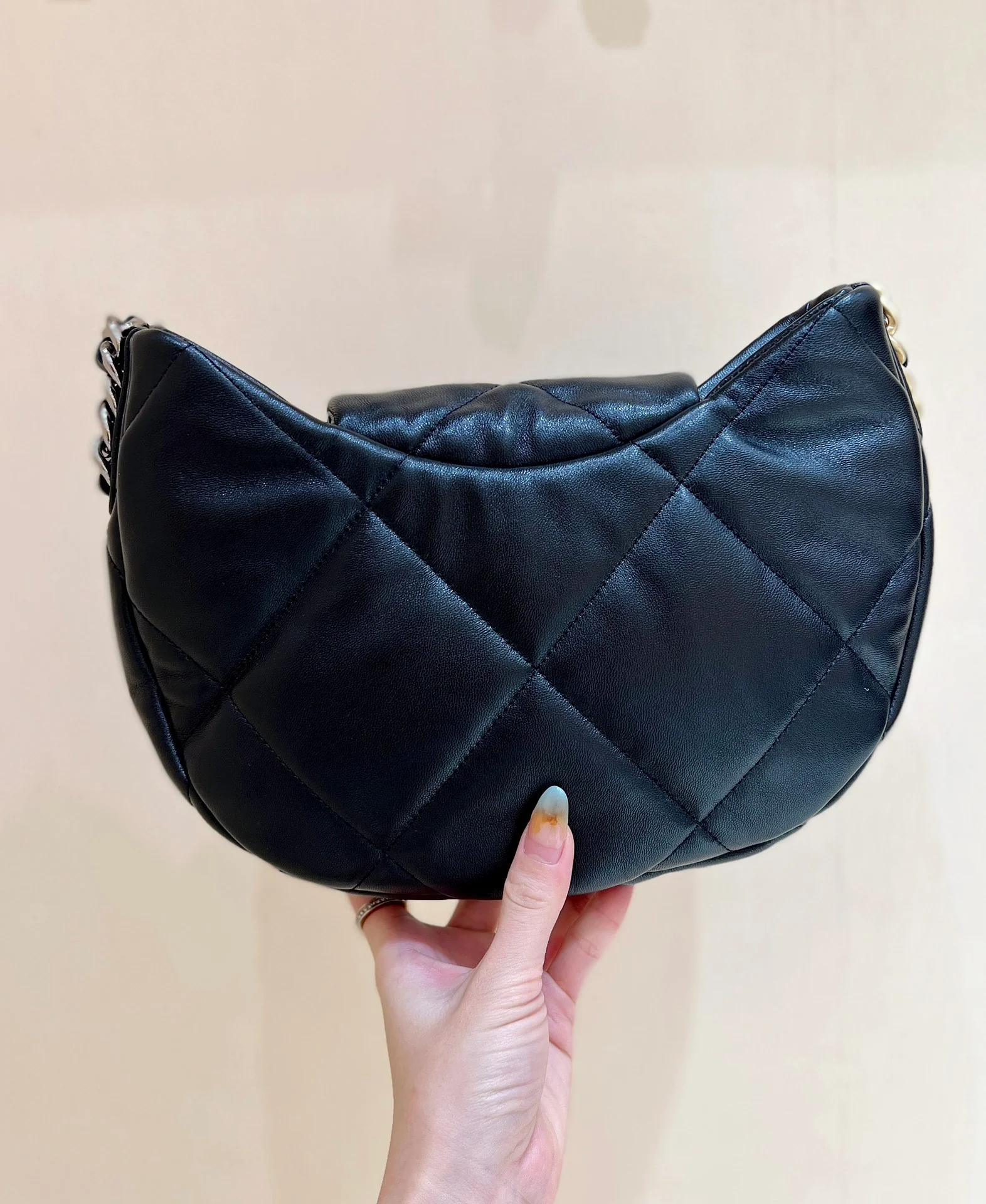 Новая коллекция Chanel ?Ранняя весна? — 24c — 19bag — сумка-хобо под мышкой — черная.