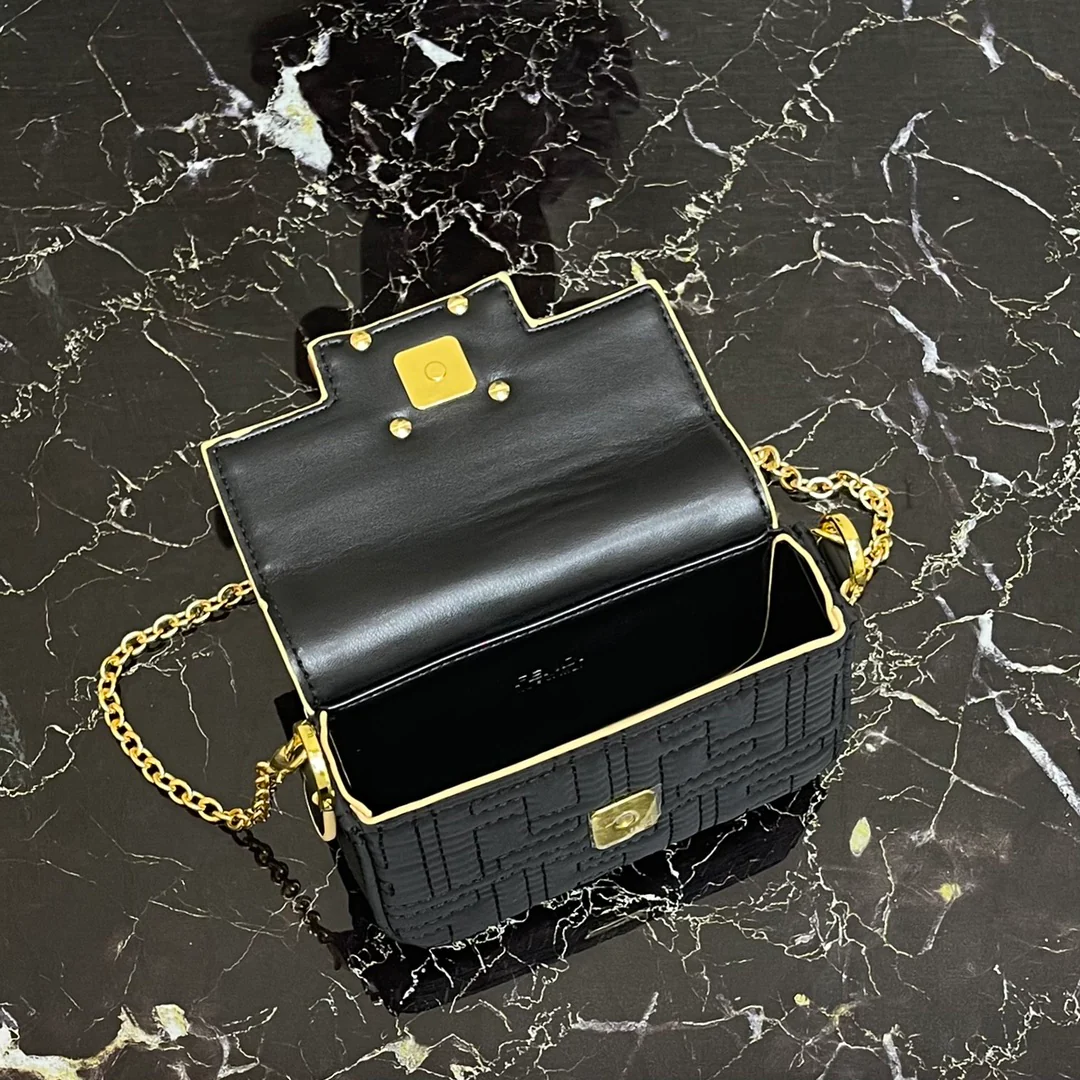 Маленькая черная сумка-багет Fendi Baguette Nano