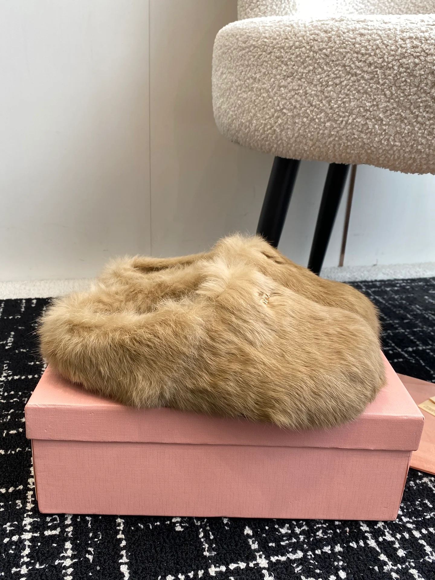 Miu Miu 2024 - Меховые тапочки с закрытым носком - Кофейный цвет - 1