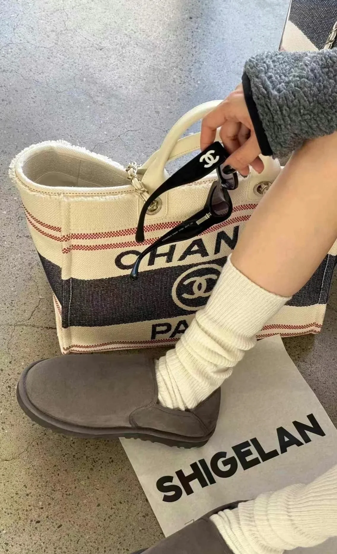 Пляжная сумка Chanel 25c, косметичка, красно-синяя.